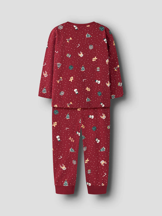 Name It Vismas mörkröd tvådelad julpyjamas för barn med renar, pepparkaksgubbar, snögubbar och julgranar.