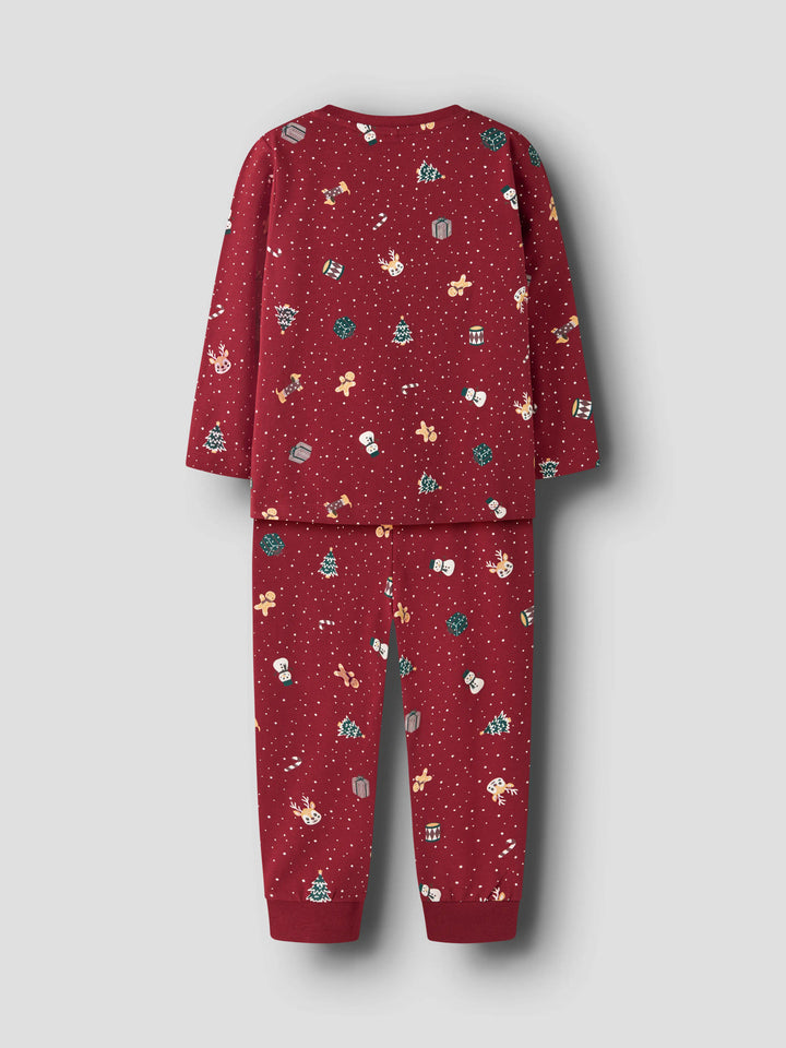 Name It Vismas mörkröd tvådelad julpyjamas för barn med renar, pepparkaksgubbar, snögubbar och julgranar.