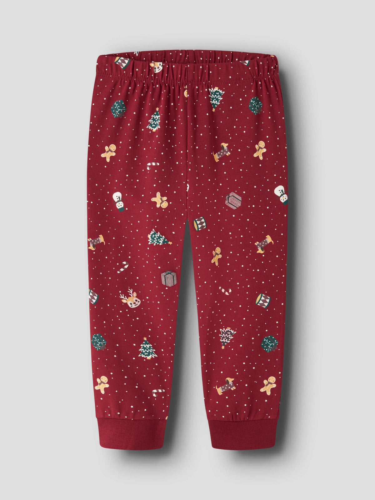 Name It Vismas mörkröd tvådelad julpyjamas för barn med renar, pepparkaksgubbar, snögubbar och julgranar.