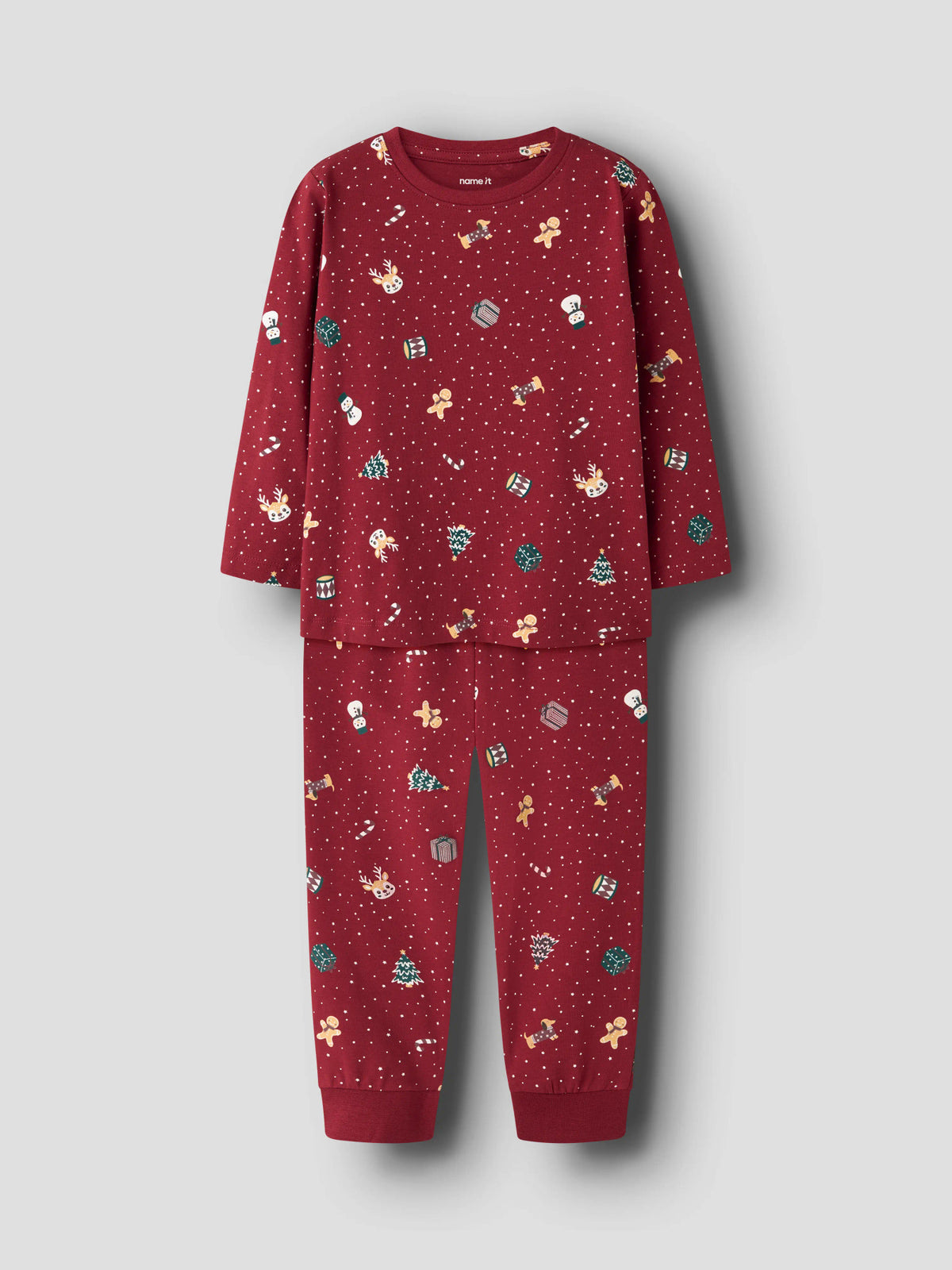 Name It Vismas mörkröd tvådelad julpyjamas för barn med renar, pepparkaksgubbar, snögubbar och julgranar.