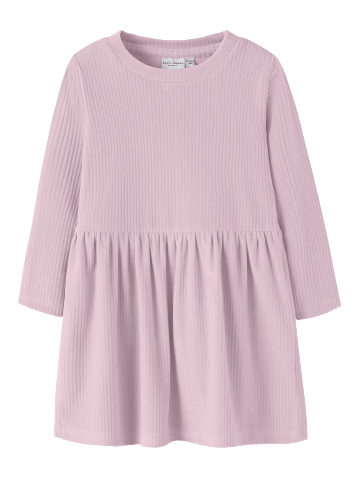 Veloa rosa långärmad velourklänning från Name It med ribbad struktur och rynkad kjol.