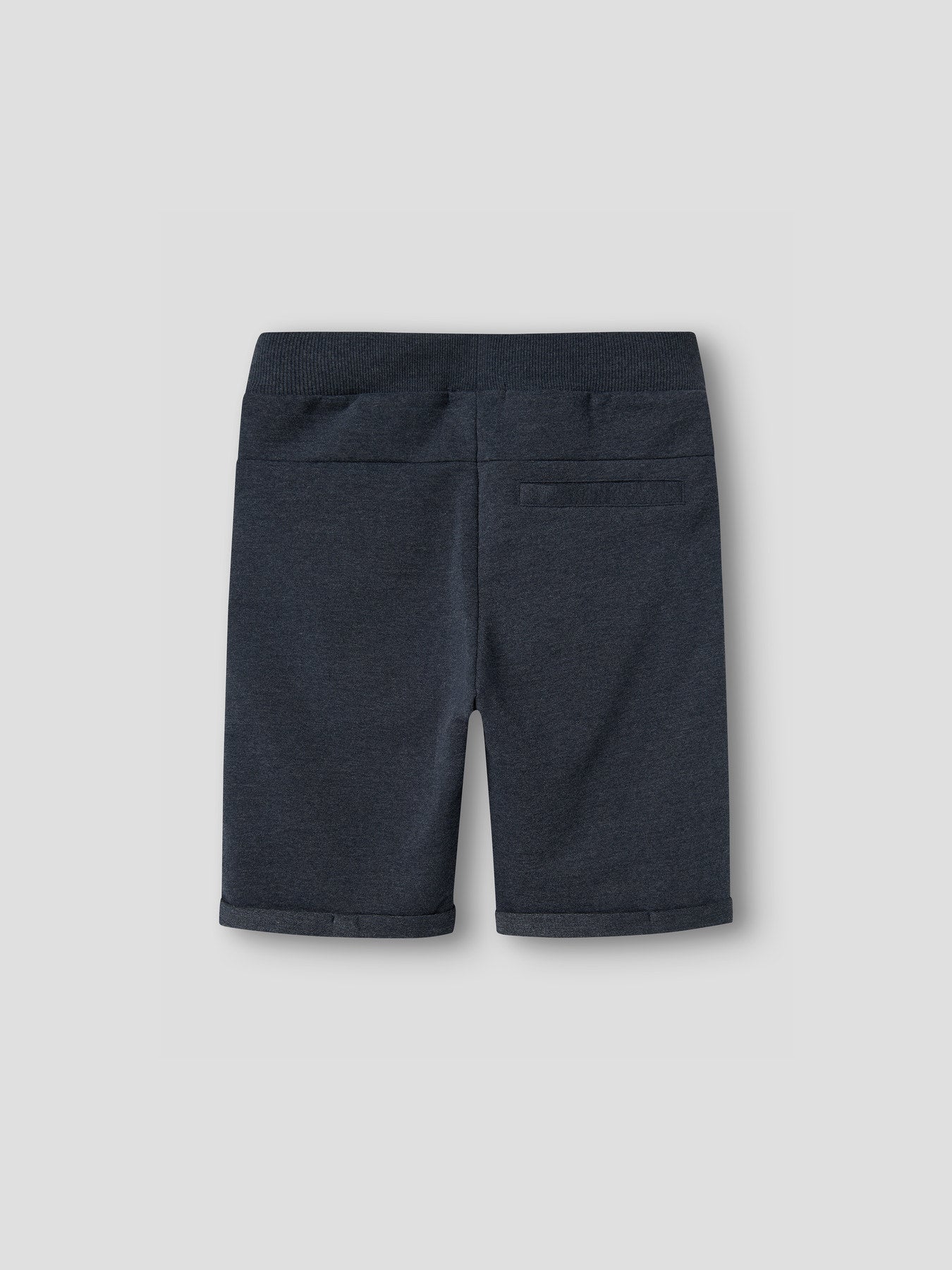 Mörk blå långa mjukis shorts i sweat kvalitet. Lång shorts med dragkedjor på fickorna till pojke.
NKMVIMO SWE SHORTS UNB NOOS
13236219