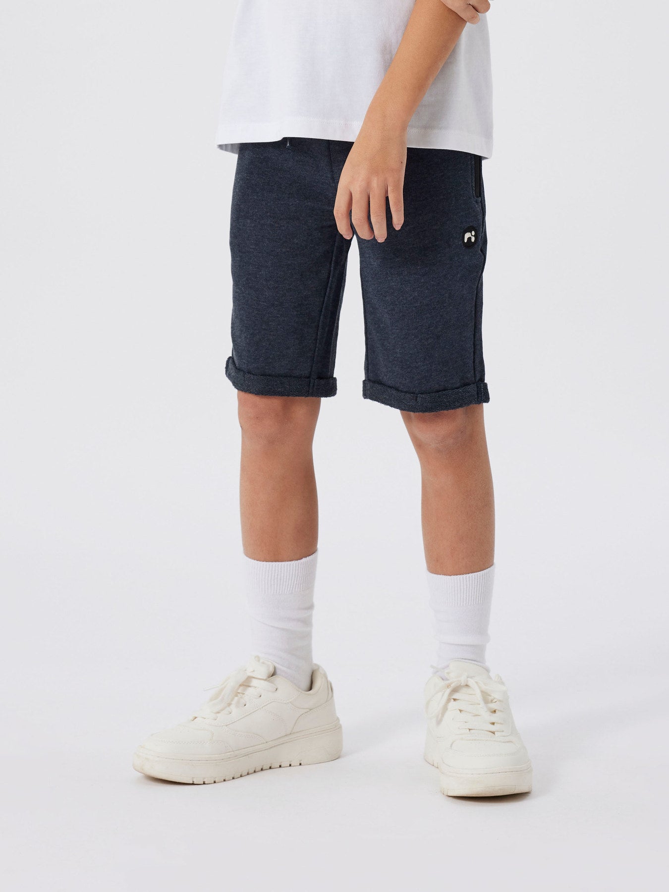 Mörk blå långa mjukis shorts i sweat kvalitet. Lång shorts med dragkedjor på fickorna till pojke.
NKMVIMO SWE SHORTS UNB NOOS
13236219