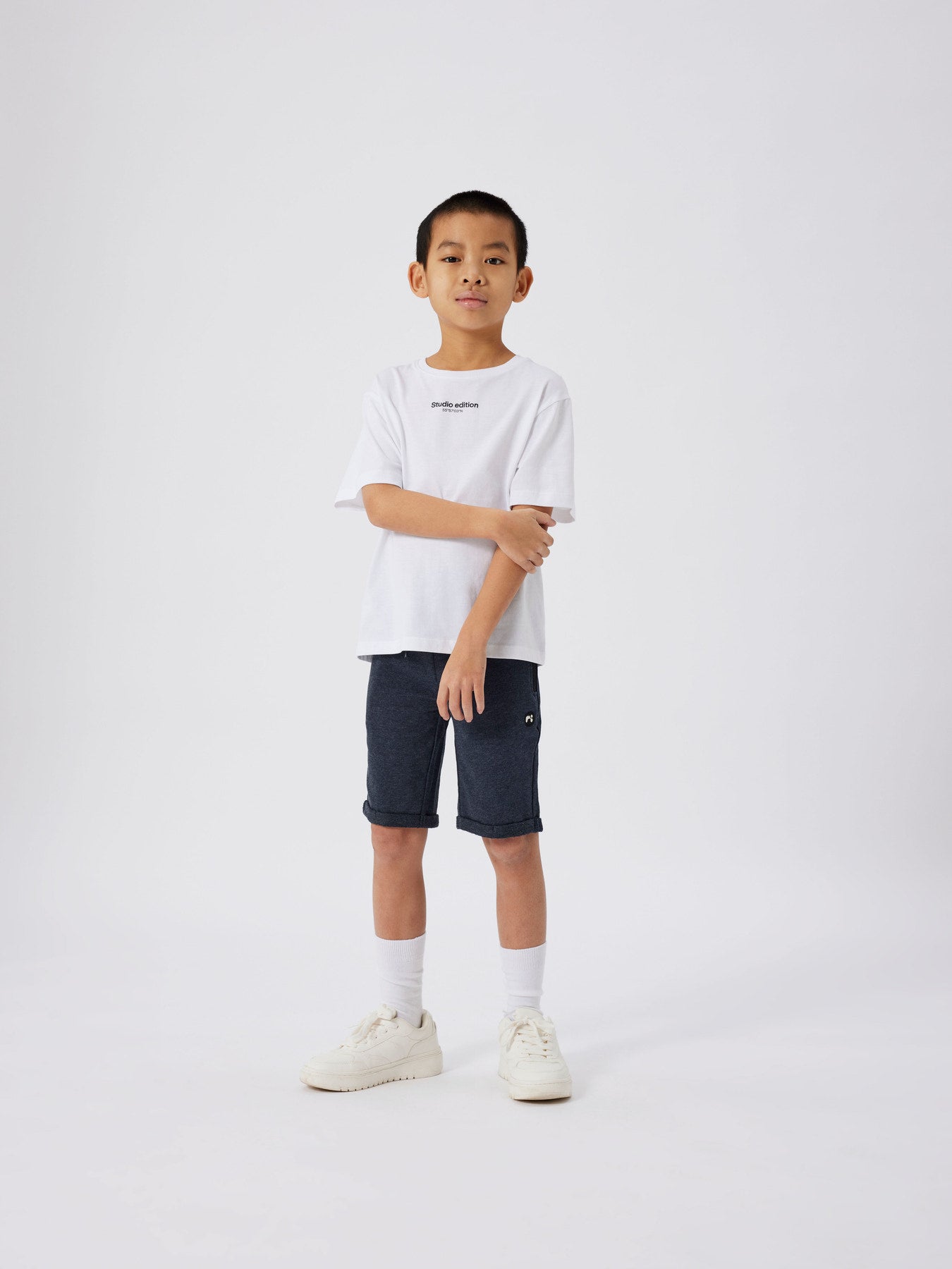 Mörk blå långa mjukis shorts i sweat kvalitet. Lång shorts med dragkedjor på fickorna till pojke.
NKMVIMO SWE SHORTS UNB NOOS
13236219
