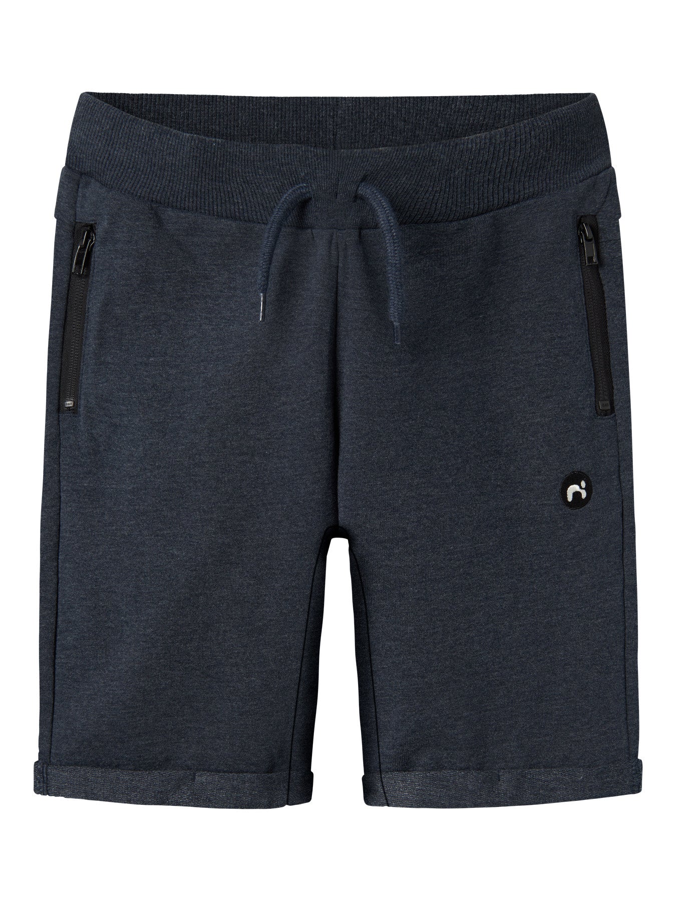 Mörk blå långa mjukis shorts i sweat kvalitet. Lång shorts med dragkedjor på fickorna till pojke.
NKMVIMO SWE SHORTS UNB NOOS
13236219