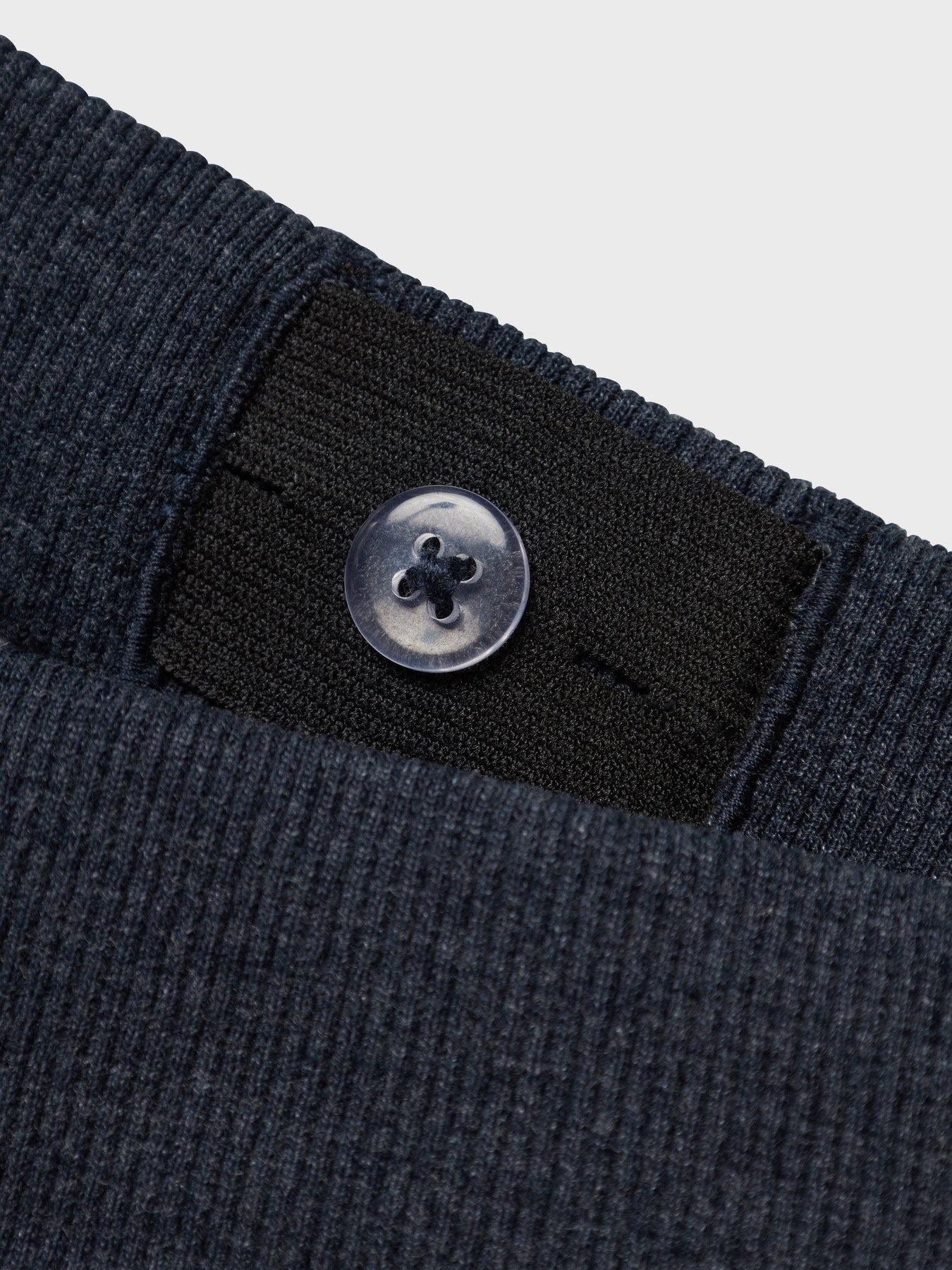 Mörk blå långa mjukis shorts i sweat kvalitet. Lång shorts med dragkedjor på fickorna till pojke.
NKMVIMO SWE SHORTS UNB NOOS
13236219