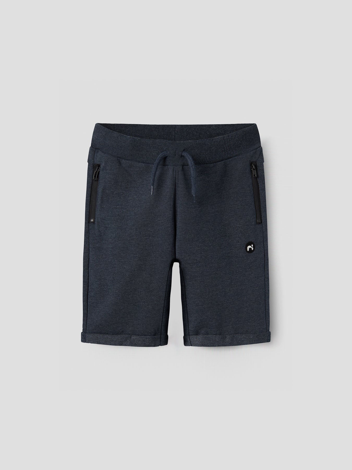Mörk blå långa mjukis shorts i sweat kvalitet. Lång shorts med dragkedjor på fickorna till pojke.
NKMVIMO SWE SHORTS UNB NOOS
13236219