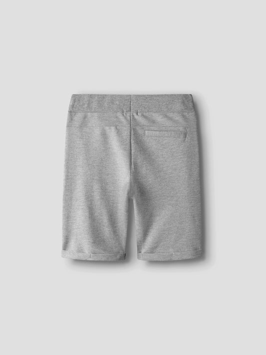 Ljus grå långa mjukis shorts i sweat kvalitet. Lång shorts med dragkedjor på fickorna till pojke.
NKMVIMO SWE SHORTS UNB NOOS
13236219