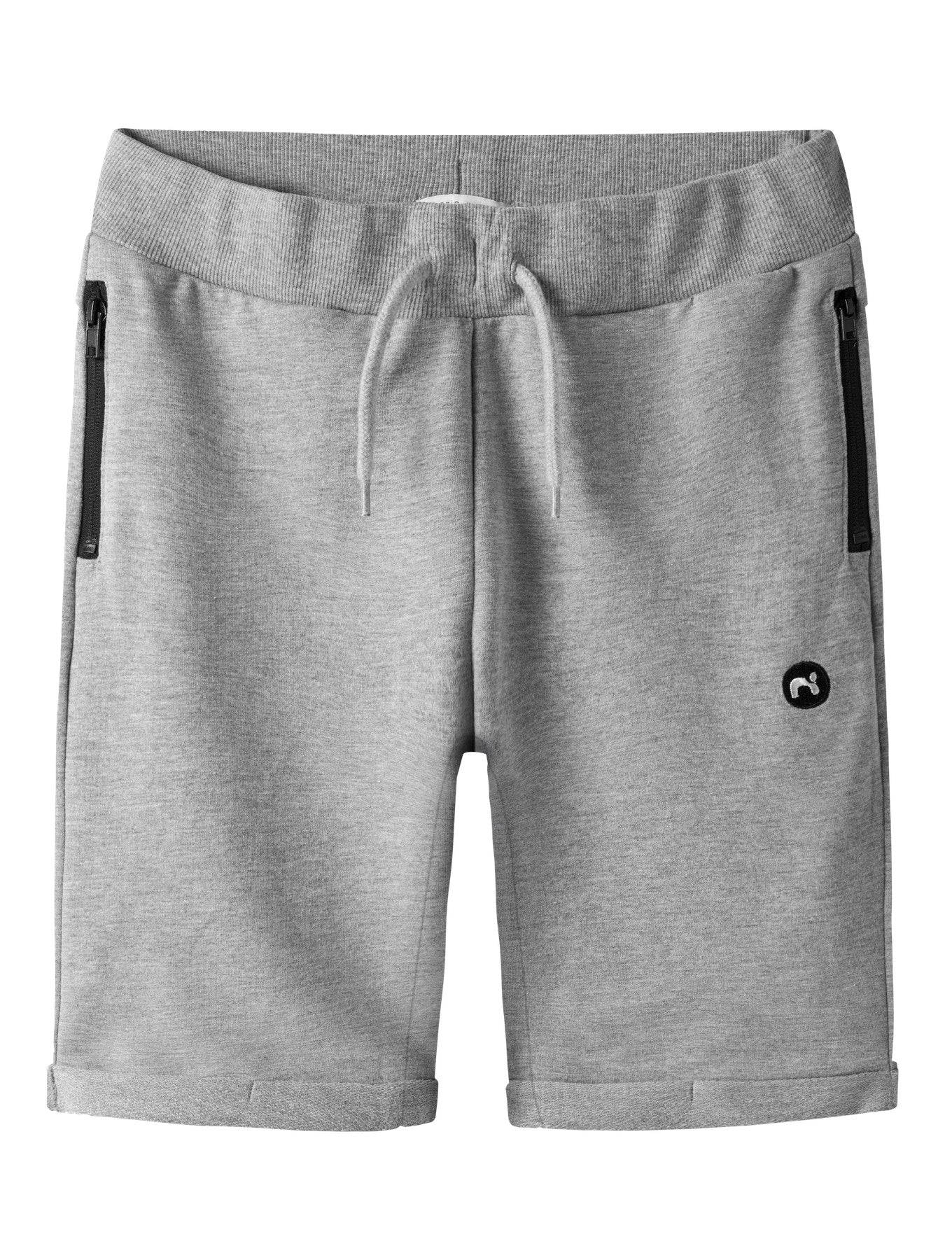 Ljus grå långa mjukis shorts i sweat kvalitet. Lång shorts med dragkedjor på fickorna till pojke.
NKMVIMO SWE SHORTS UNB NOOS
13236219