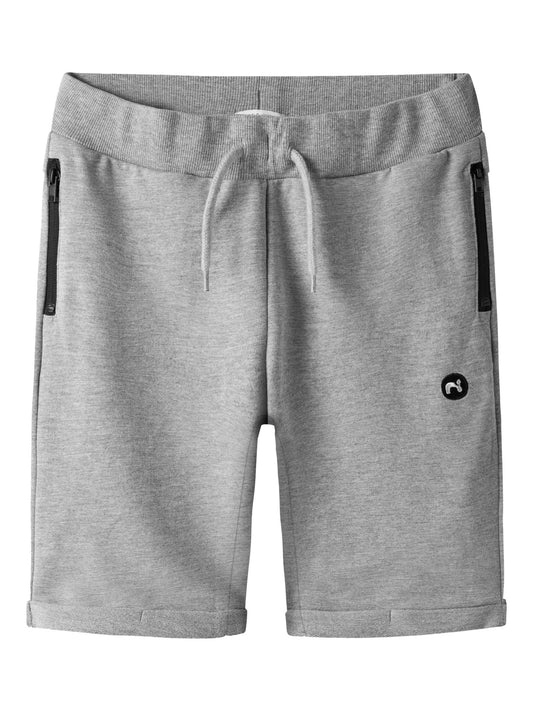 Ljus grå långa mjukis shorts i sweat kvalitet. Lång shorts med dragkedjor på fickorna till pojke.
NKMVIMO SWE SHORTS UNB NOOS
13236219