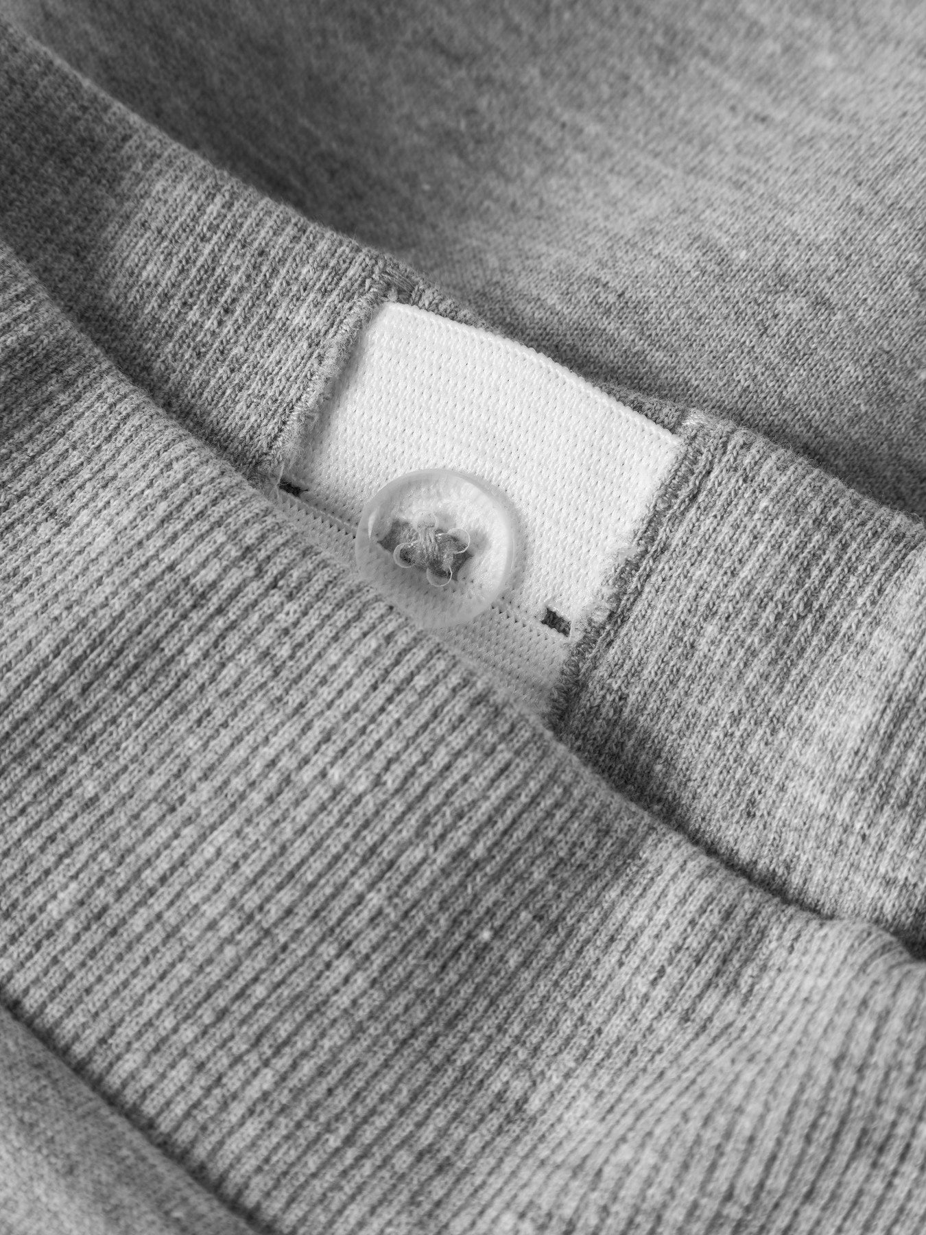 Ljus grå långa mjukis shorts i sweat kvalitet. Lång shorts med dragkedjor på fickorna till pojke.
NKMVIMO SWE SHORTS UNB NOOS
13236219