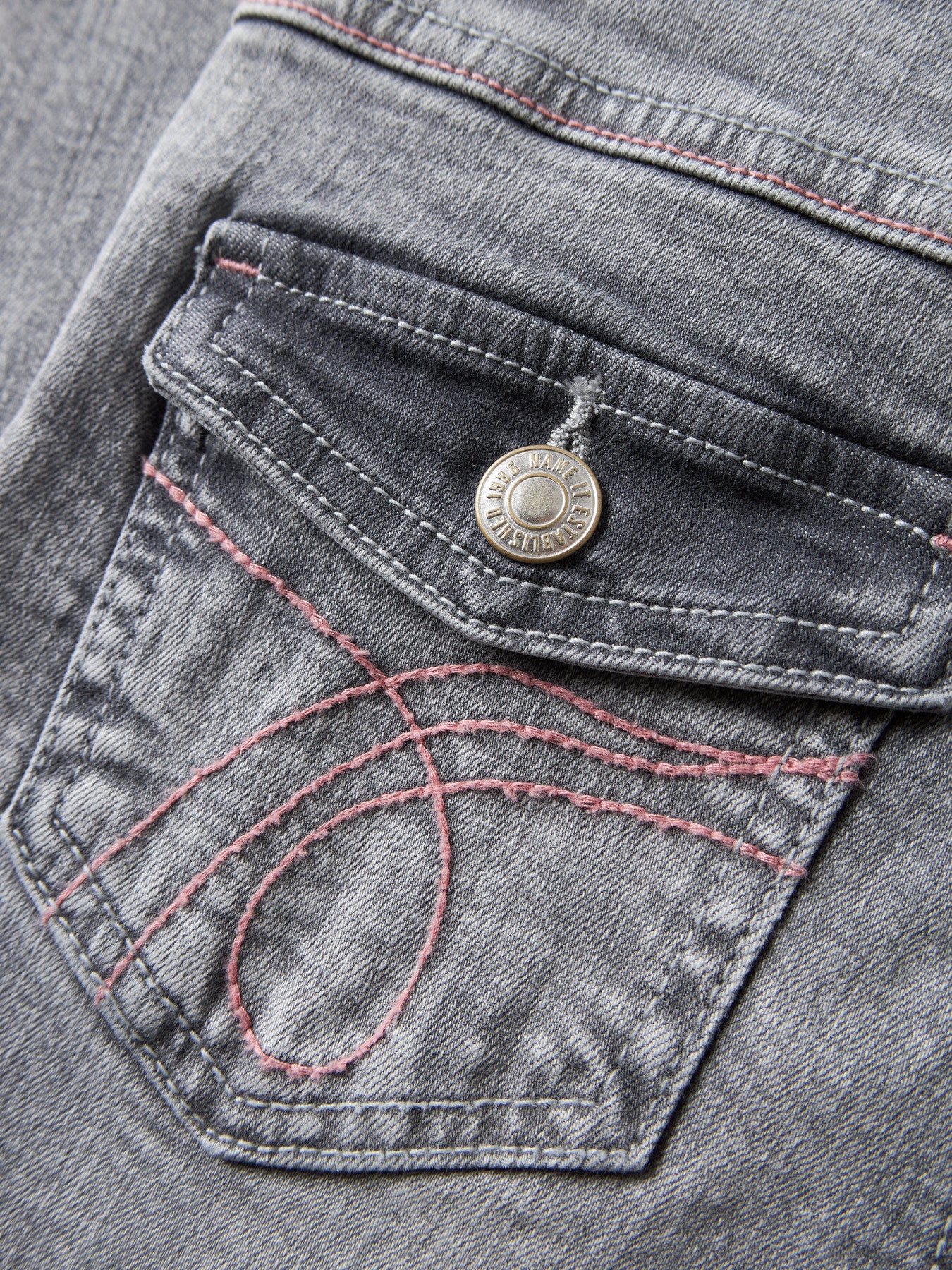 Name It bootcut jeans för flicka med dekorativa bakfickor i grå denim