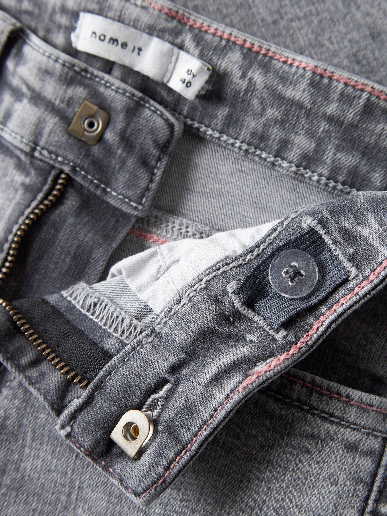 Name It bootcut jeans för flicka med dekorativa bakfickor i grå denim