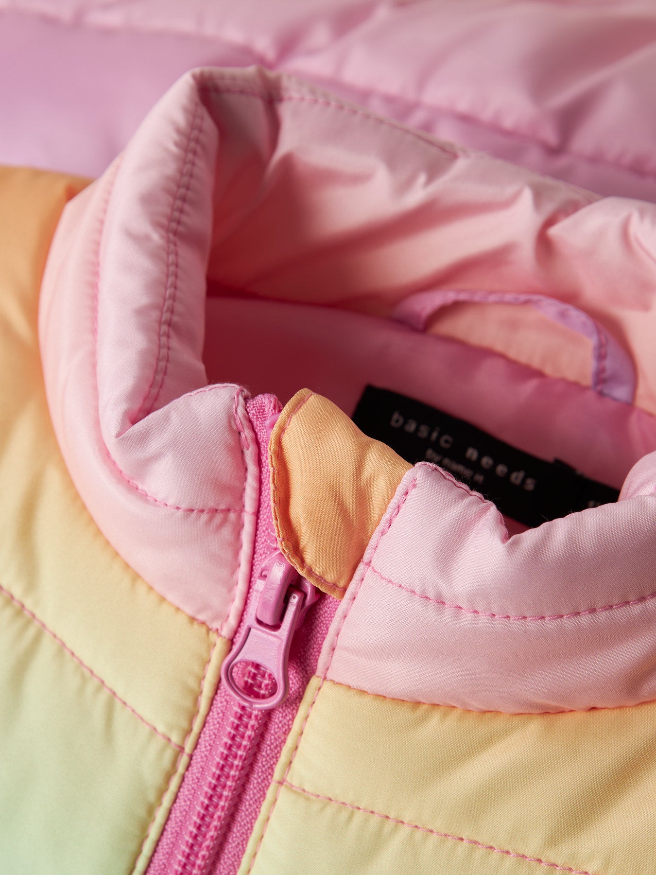 Rosa, gul och blå färgglad täckväst i regnbåge färger till flicka. Lättvikts väst från Name it till barn.
NMFMYLANE VEST AOP3
13237541