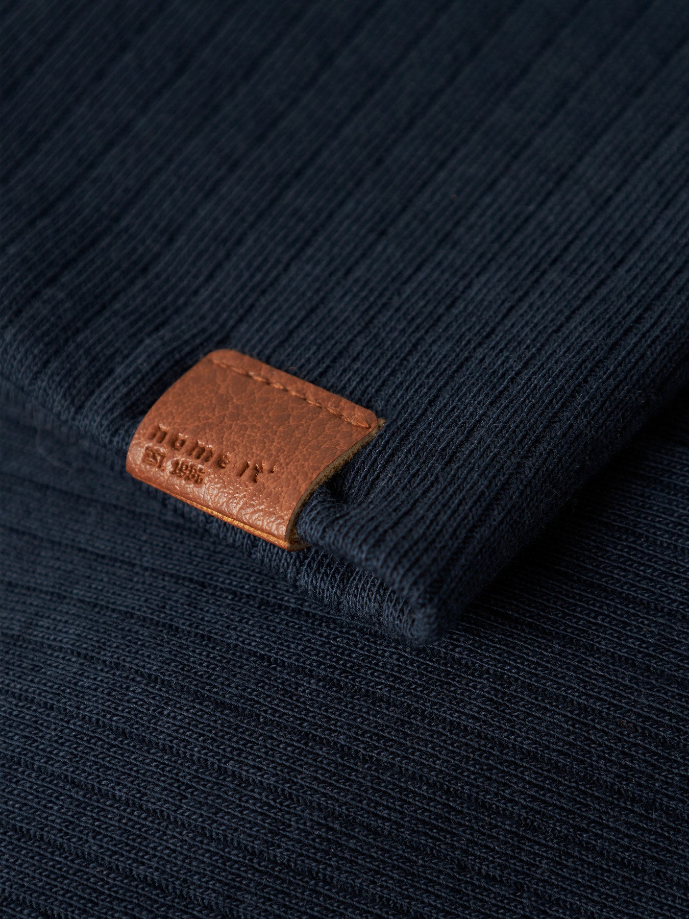 Ribbad mörk blå tunn vår mössa till pojke. Mjuk skön mössa i ekologisk bomull från Name it.
NMNMEX BEANIE
13238330