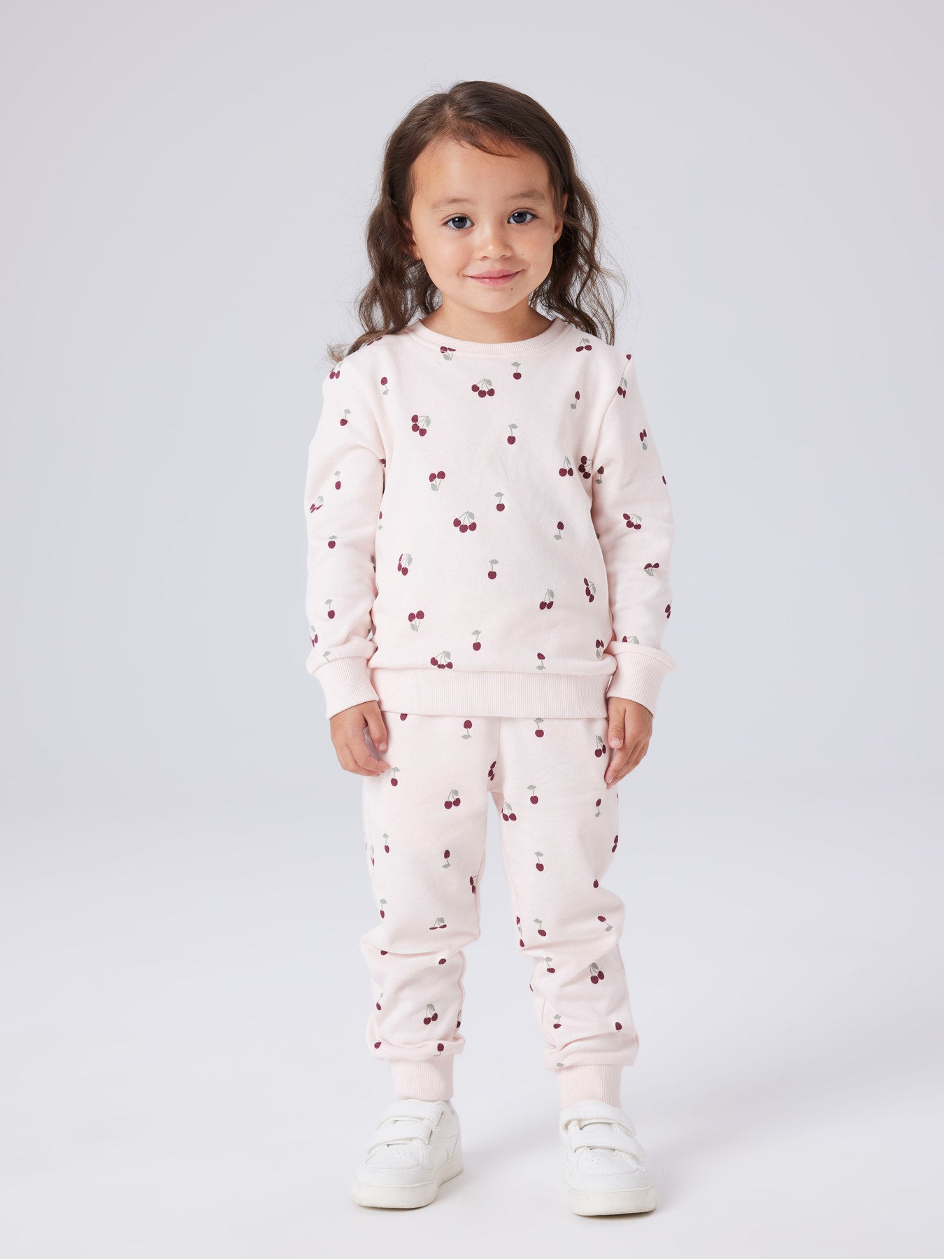 Ljus rosa mönstrad långärmad sweat tröja till flicka. Sweatshirt tröja med körsbär från Name it.
NMFVALBA LS SWEAT UNB NOOS
13238718