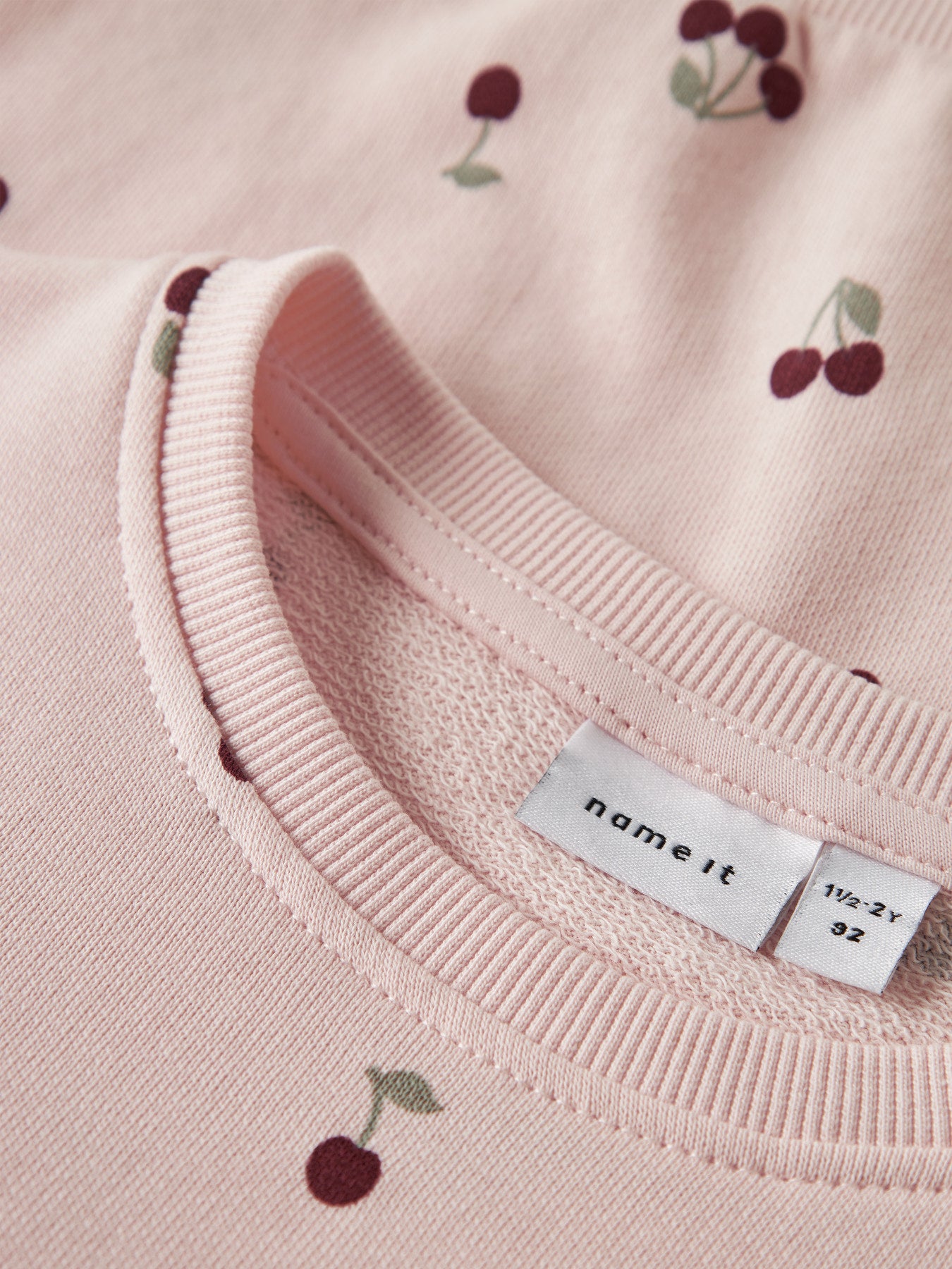 Ljus rosa mönstrad långärmad sweat tröja till flicka. Sweatshirt tröja med körsbär från Name it.
NMFVALBA LS SWEAT UNB NOOS
13238718