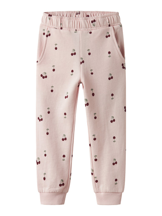 Name It ljusrosa mjukisbyxor med röda körsbär för flicka i ekologisk bomull med elastisk midja och mjuk sweatkvalitet