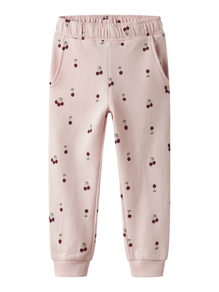 Name It ljusrosa mjukisbyxor med röda körsbär för flicka i ekologisk bomull med elastisk midja och mjuk sweatkvalitet