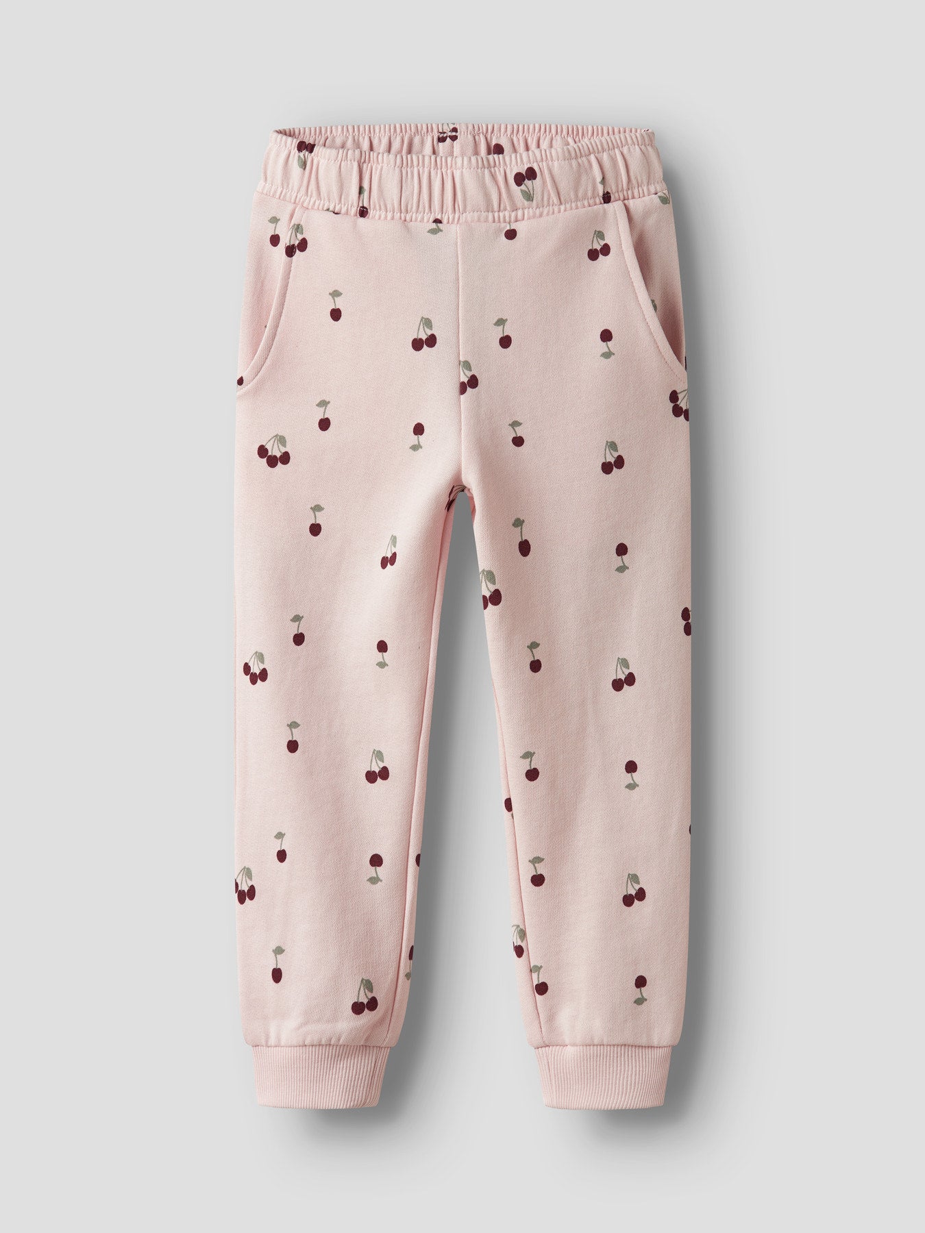 Name It ljusrosa mjukisbyxor med röda körsbär för flicka i ekologisk bomull med elastisk midja och mjuk sweatkvalitet