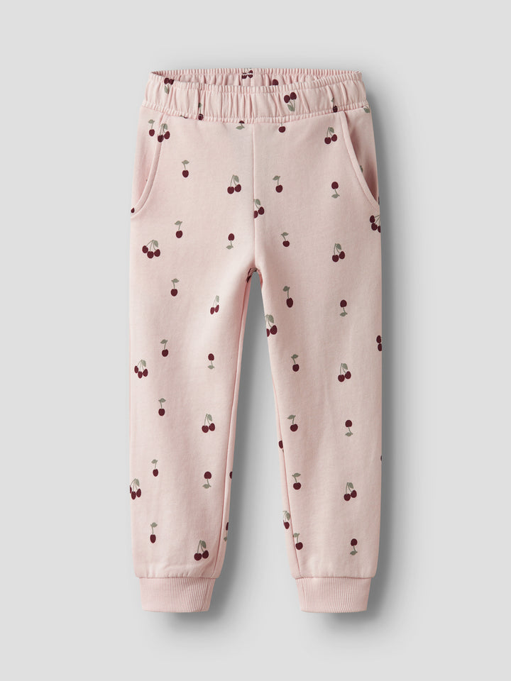 Name It ljusrosa mjukisbyxor med röda körsbär för flicka i ekologisk bomull med elastisk midja och mjuk sweatkvalitet