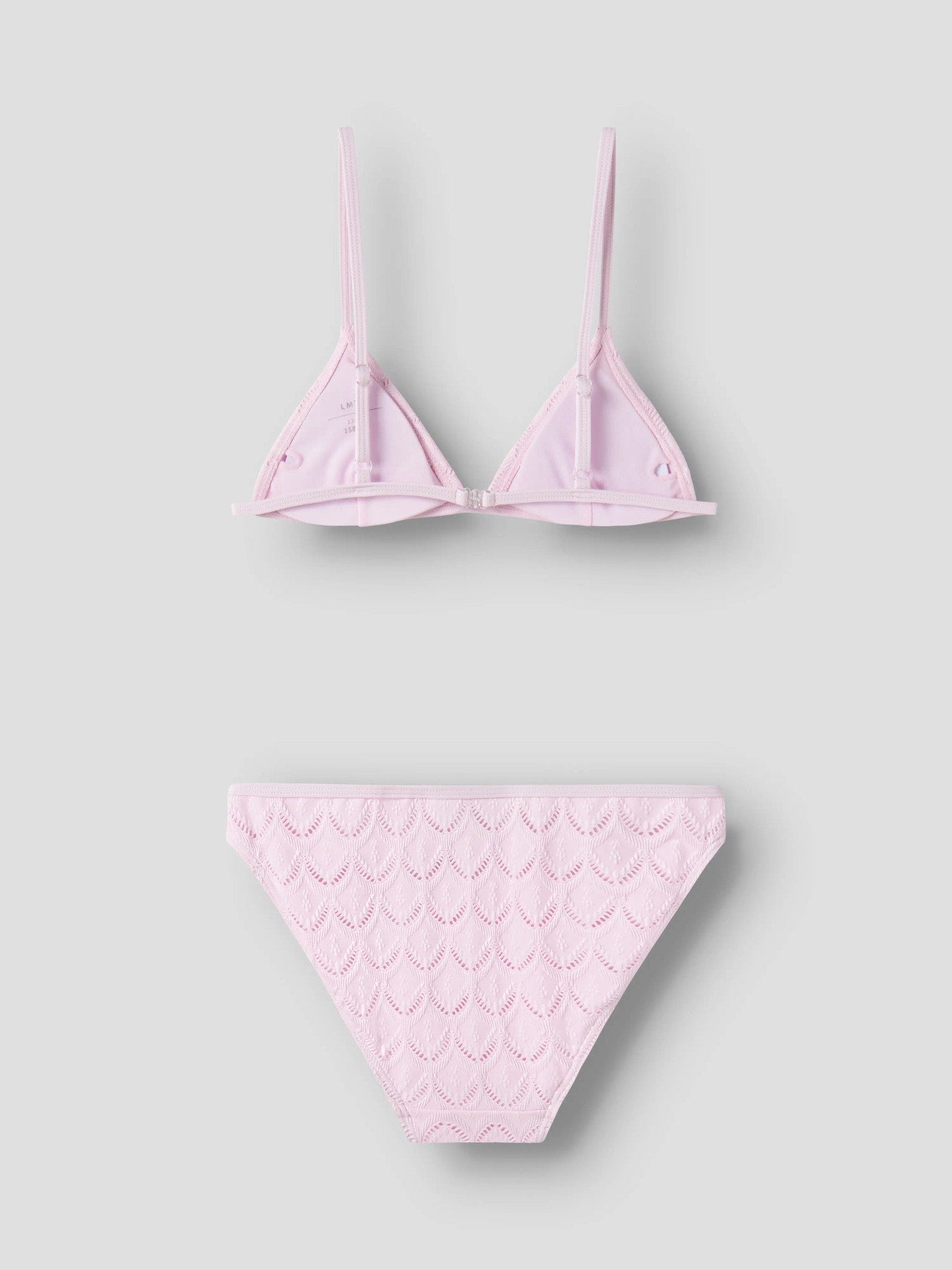 Packa ner trendiga badkläder och gör dig redo för semester eller en dag på stranden. Ungdoms bikini, tjej rosa bikini med trekants bh topp och ställbara axelband, vaderade kupor.
NLFZAYAI BIKINI
13239215