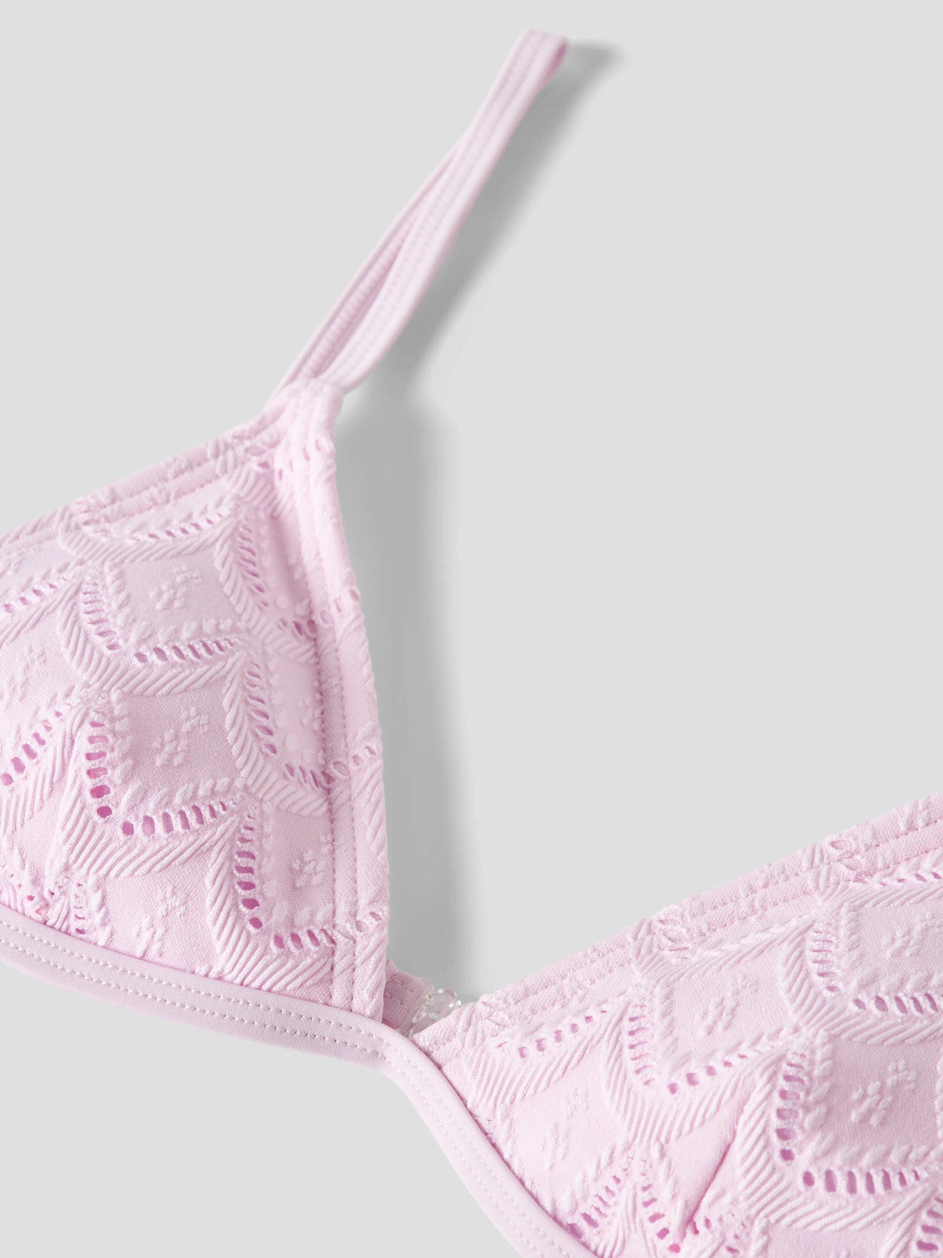 Packa ner trendiga badkläder och gör dig redo för semester eller en dag på stranden. Ungdoms bikini, tjej rosa bikini med trekants bh topp och ställbara axelband, vaderade kupor.
NLFZAYAI BIKINI
13239215