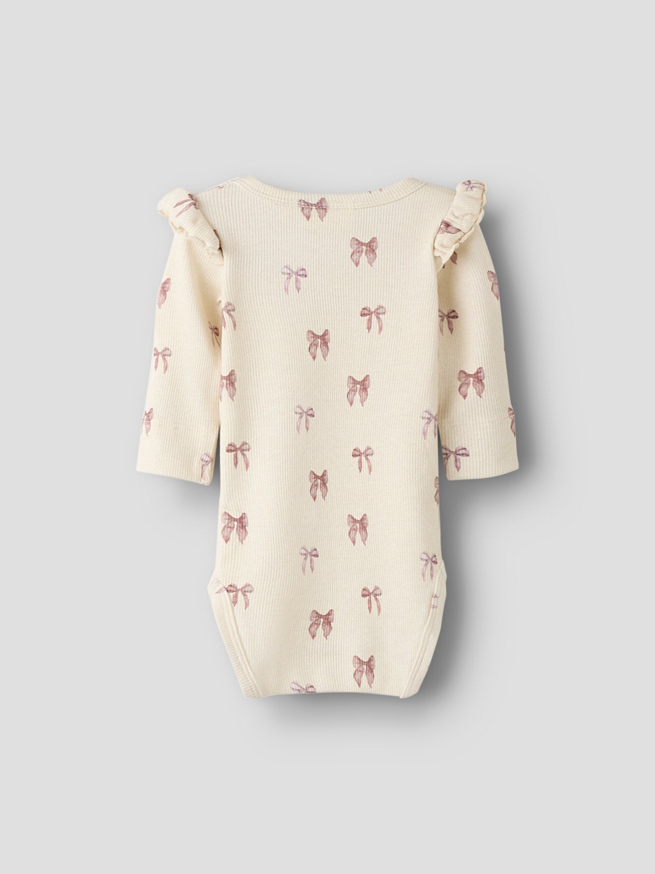 Söt baby body till flicka med rosa rosetter. Gullig volang över axeln på denna bodysuit till tjej från Lil 'Atelier. Ekologiska baby kläder till nyfödd bebis flicka.
NBFGAVO EKO LS SLIM BODY LIL NOOS
13239253