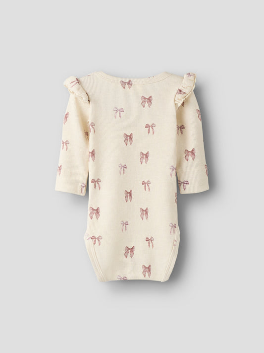 Söt baby body till flicka med rosa rosetter. Gullig volang över axeln på denna bodysuit till tjej från Lil 'Atelier. Ekologiska baby kläder till nyfödd bebis flicka.
NBFGAVO EKO LS SLIM BODY LIL NOOS
13239253