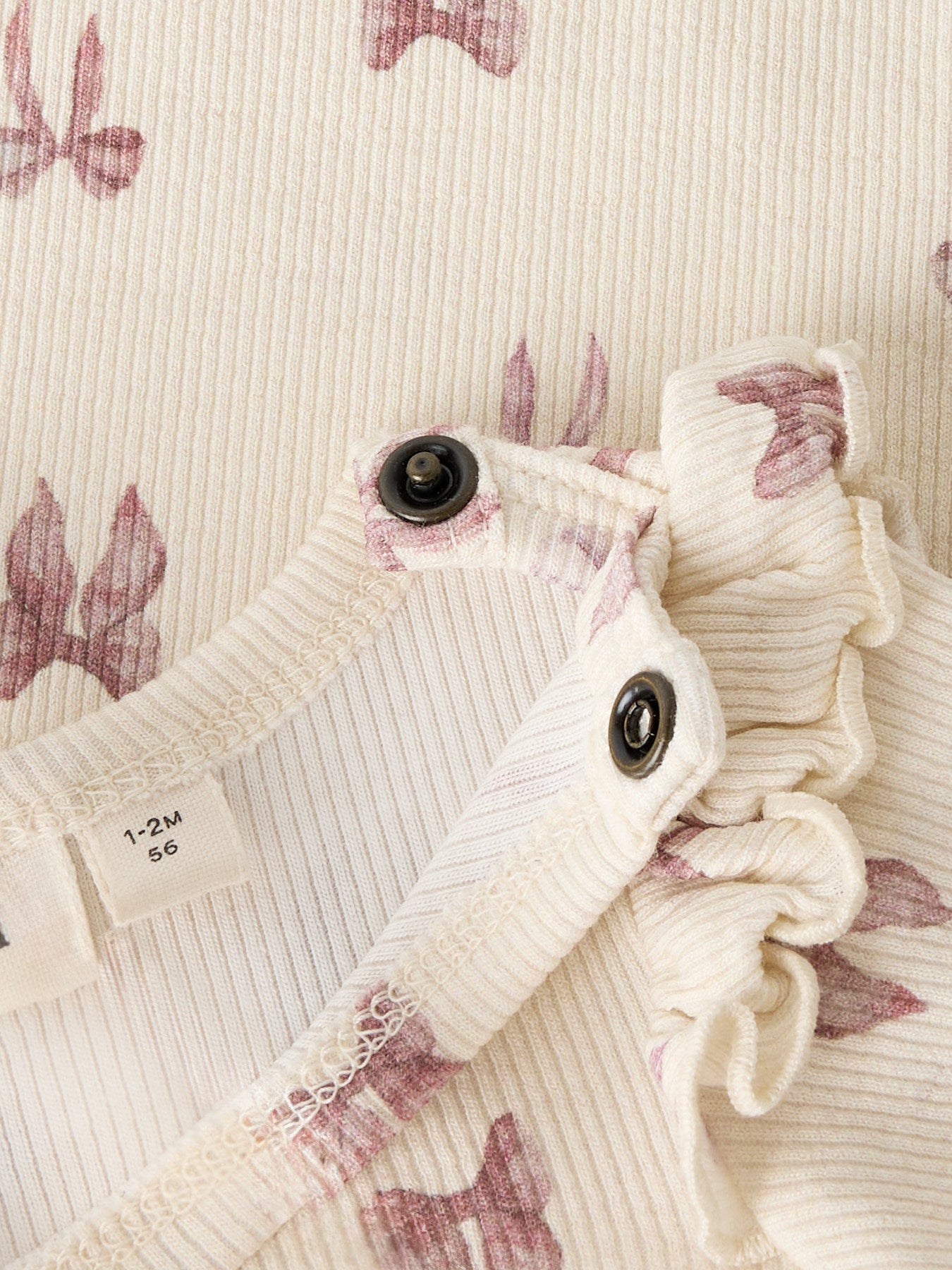 Söt baby body till flicka med rosa rosetter. Gullig volang över axeln på denna bodysuit till tjej från Lil 'Atelier. Ekologiska baby kläder till nyfödd bebis flicka.
NBFGAVO EKO LS SLIM BODY LIL NOOS
13239253