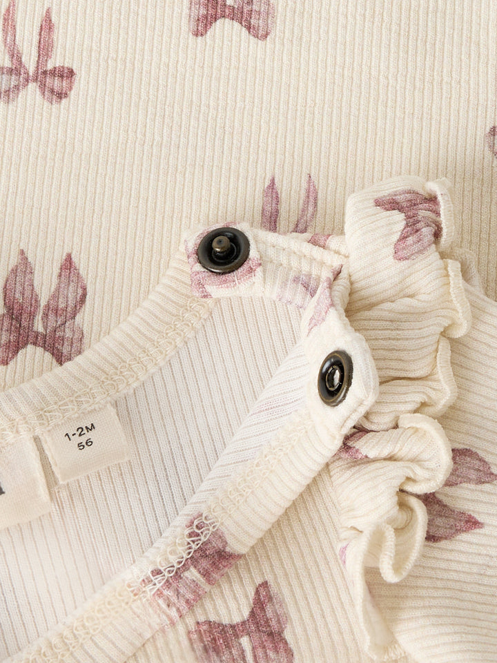 Söt baby body till flicka med rosa rosetter. Gullig volang över axeln på denna bodysuit till tjej från Lil 'Atelier. Ekologiska baby kläder till nyfödd bebis flicka.
NBFGAVO EKO LS SLIM BODY LIL NOOS
13239253