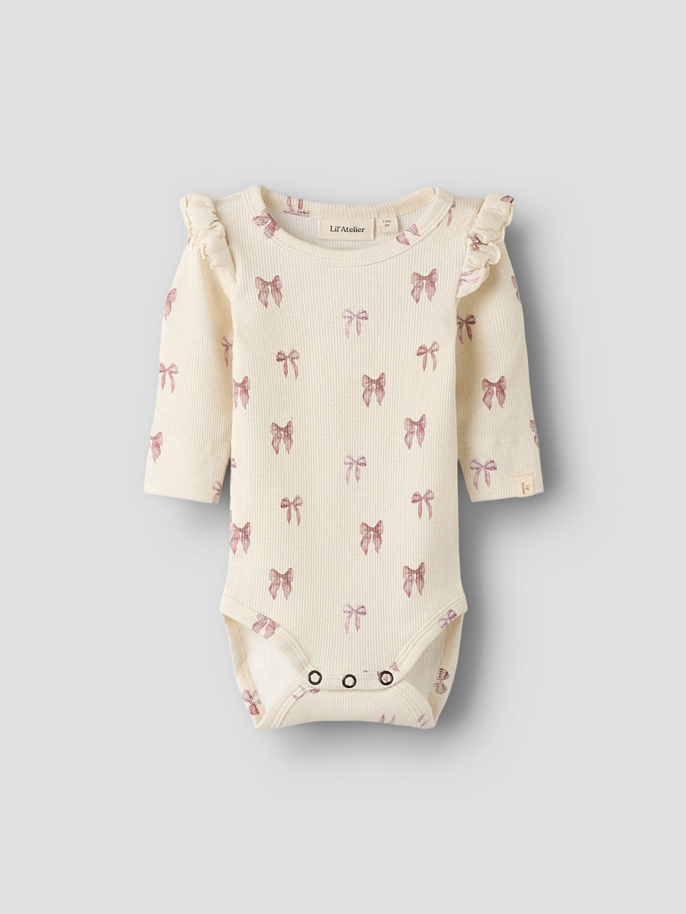 Söt baby body till flicka med rosa rosetter. Gullig volang över axeln på denna bodysuit till tjej från Lil 'Atelier. Ekologiska baby kläder till nyfödd bebis flicka.
NBFGAVO EKO LS SLIM BODY LIL NOOS
13239253