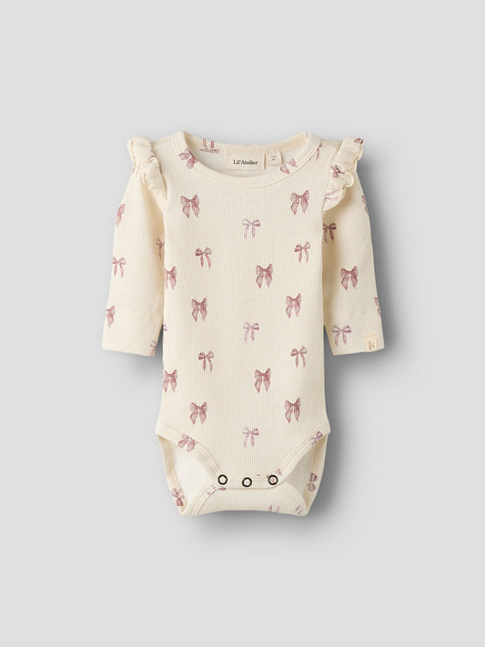 Söt baby body till flicka med rosa rosetter. Gullig volang över axeln på denna bodysuit till tjej från Lil 'Atelier. Ekologiska baby kläder till nyfödd bebis flicka.
NBFGAVO EKO LS SLIM BODY LIL NOOS
13239253