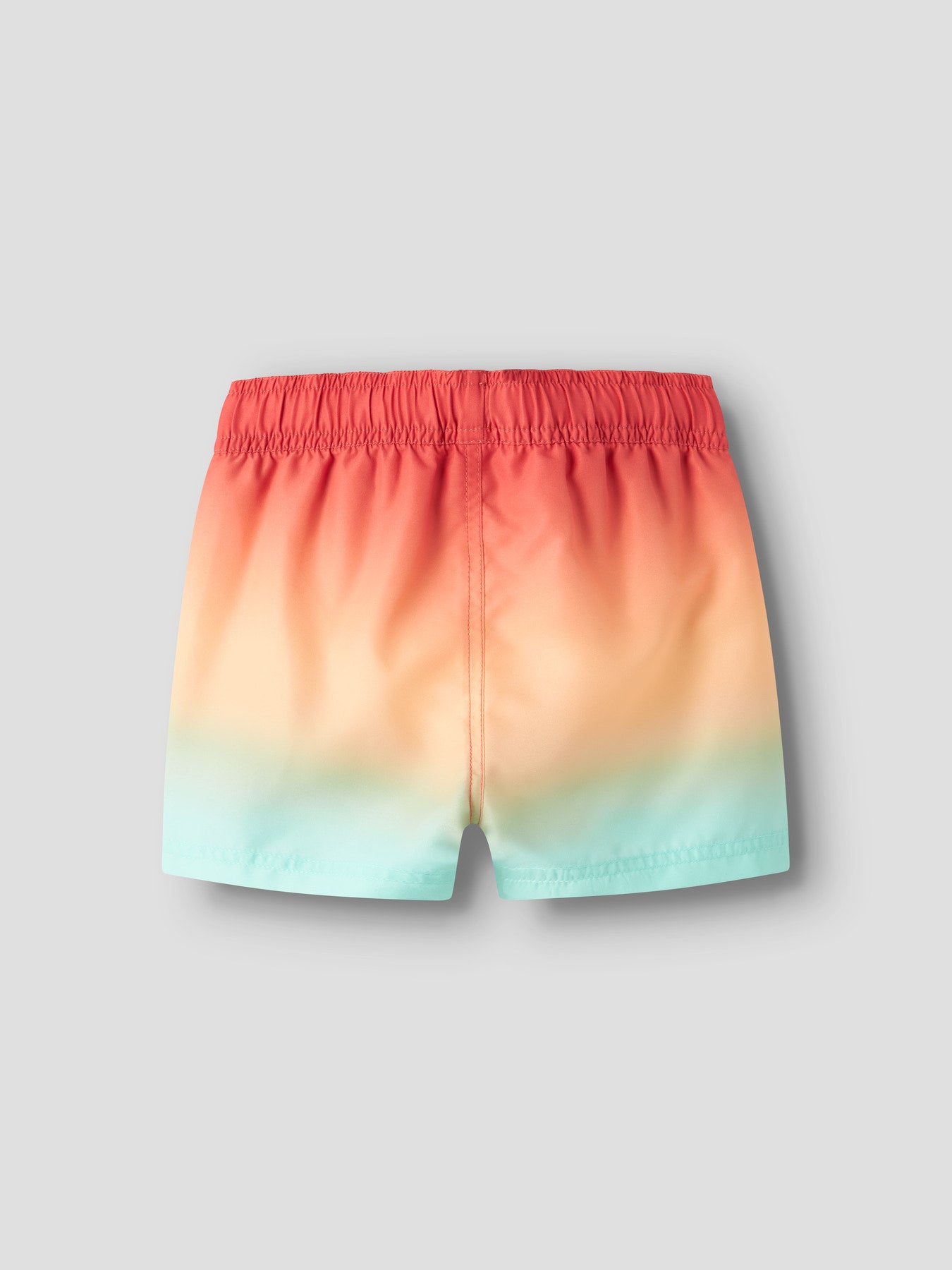 Regnbåges färgade bad shorts till pojke. Badshorts, badbyxor till pojke i återvunnen polyester från Name it. Röda, orange och blå bad shorts till pojke.
NMMZOCCAS SWIM SHORTS
13239800