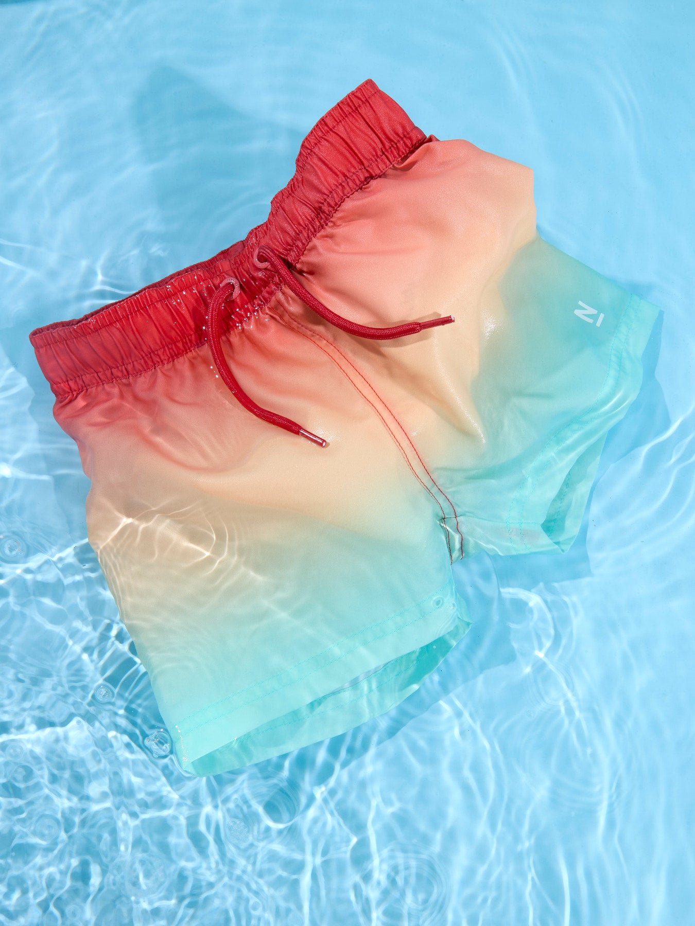 Regnbåges färgade bad shorts till pojke. Badshorts, badbyxor till pojke i återvunnen polyester från Name it. Röda, orange och blå bad shorts till pojke.
NMMZOCCAS SWIM SHORTS
13239800