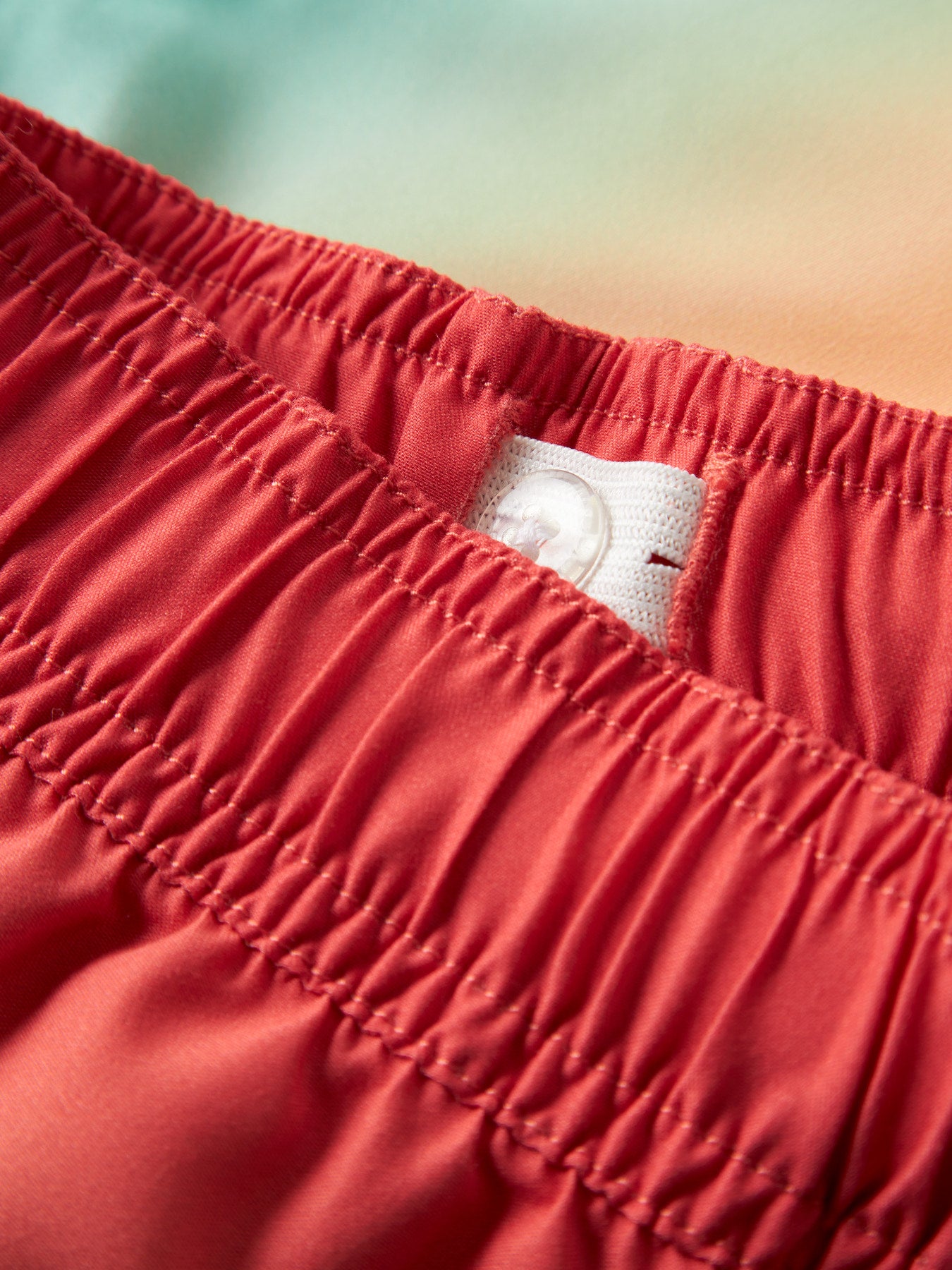 Regnbåges färgade bad shorts till pojke. Badshorts, badbyxor till pojke i återvunnen polyester från Name it. Röda, orange och blå bad shorts till pojke.
NMMZOCCAS SWIM SHORTS
13239800