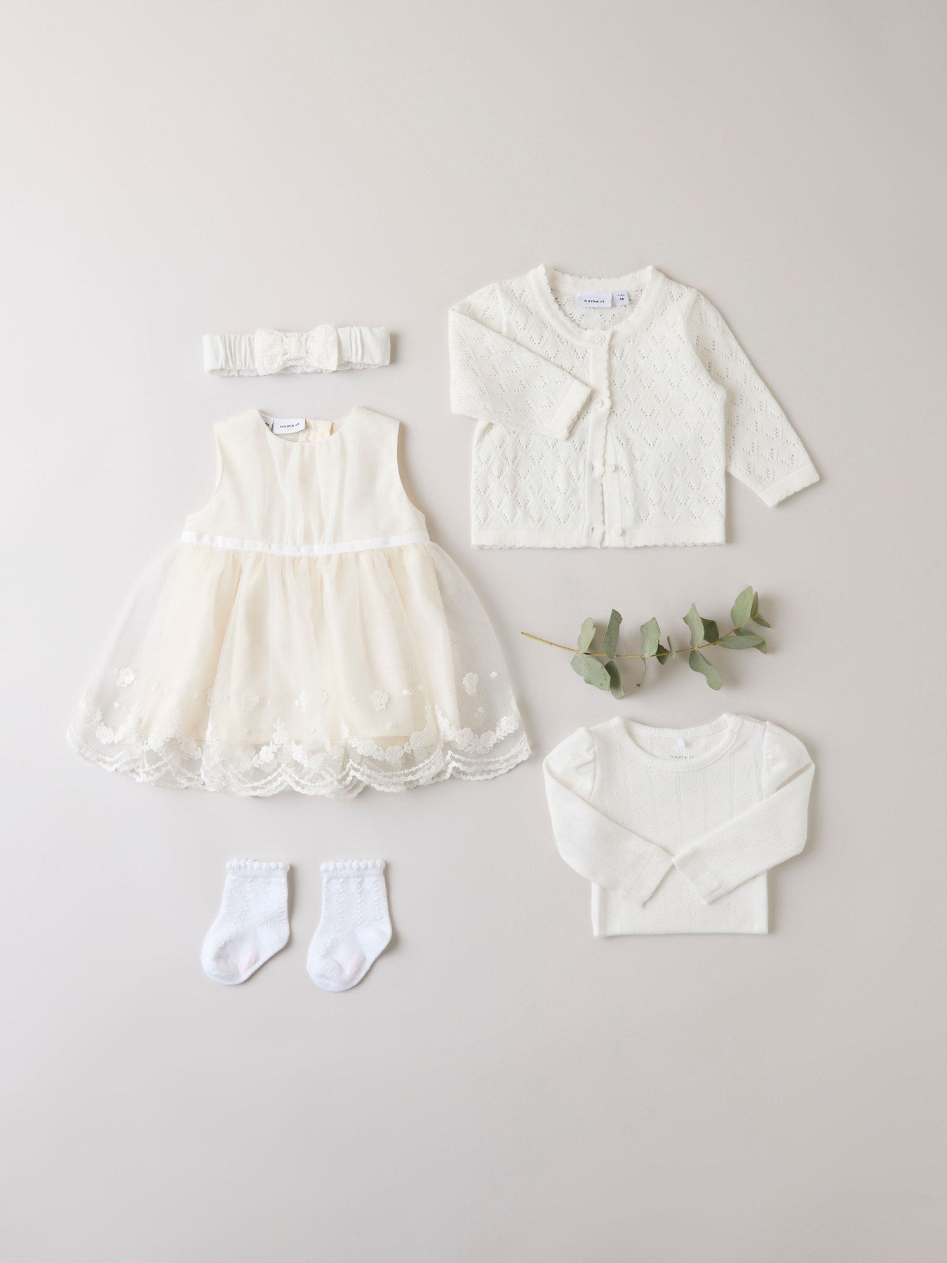 Vit söt baby kofta till flicka. Cardigan i ekologisk bomull till nyfödd bebis flicka från Name it.
NBFDESINA LS SHORT KNIT CARD
13239824