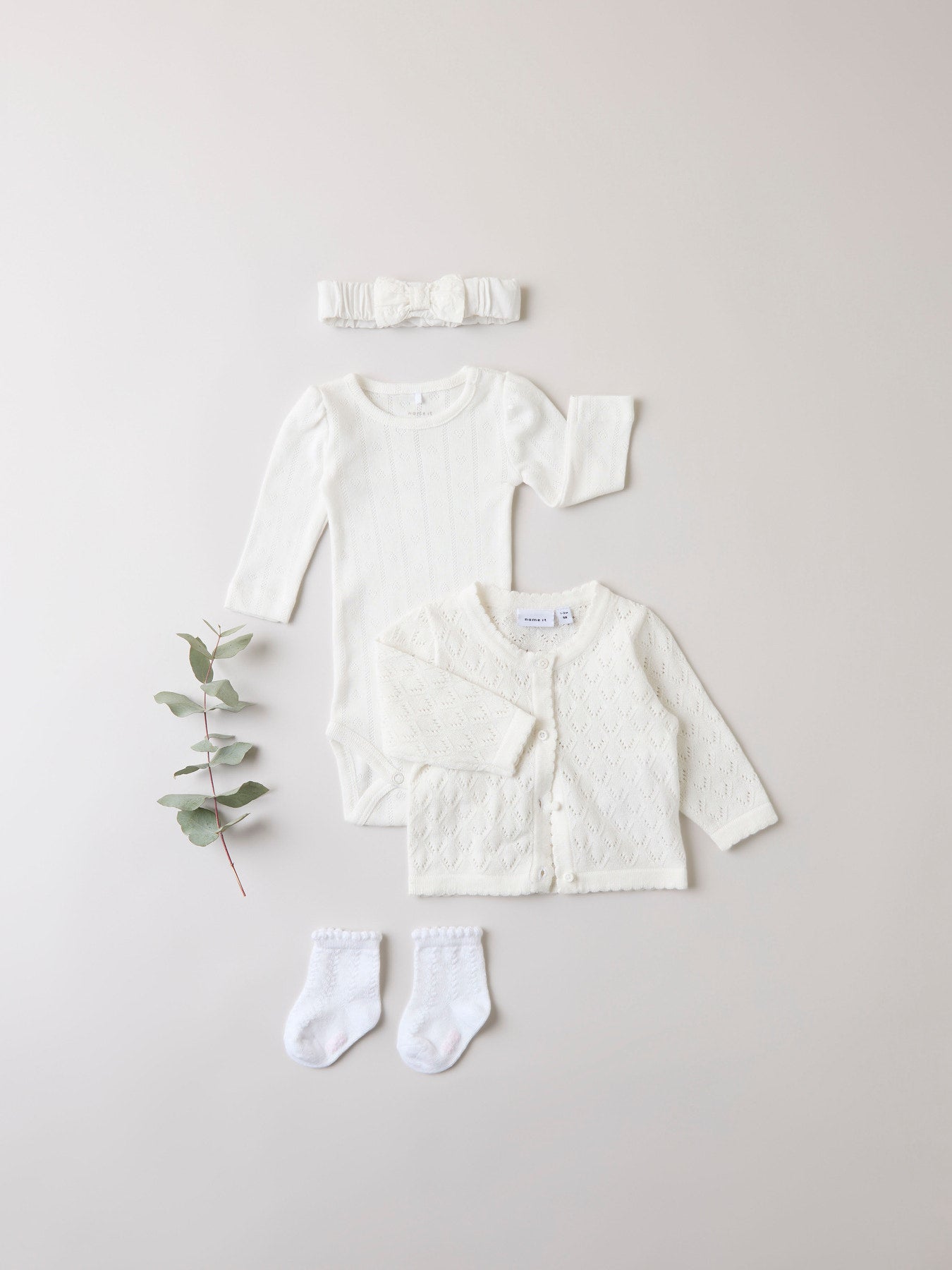 Vit söt baby kofta till flicka. Cardigan i ekologisk bomull till nyfödd bebis flicka från Name it.
NBFDESINA LS SHORT KNIT CARD
13239824