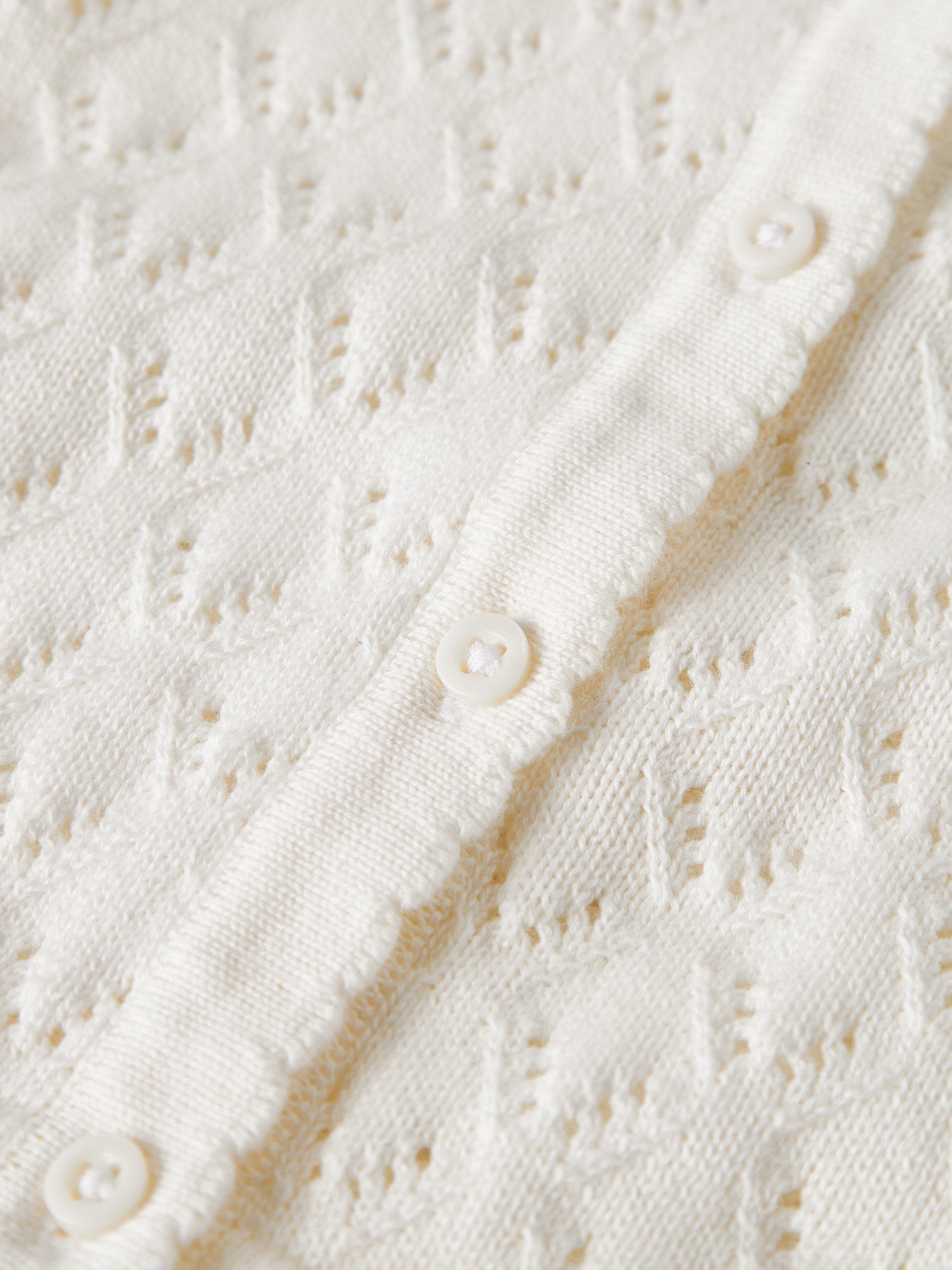 Vit söt baby kofta till flicka. Cardigan i ekologisk bomull till nyfödd bebis flicka från Name it.
NBFDESINA LS SHORT KNIT CARD
13239824