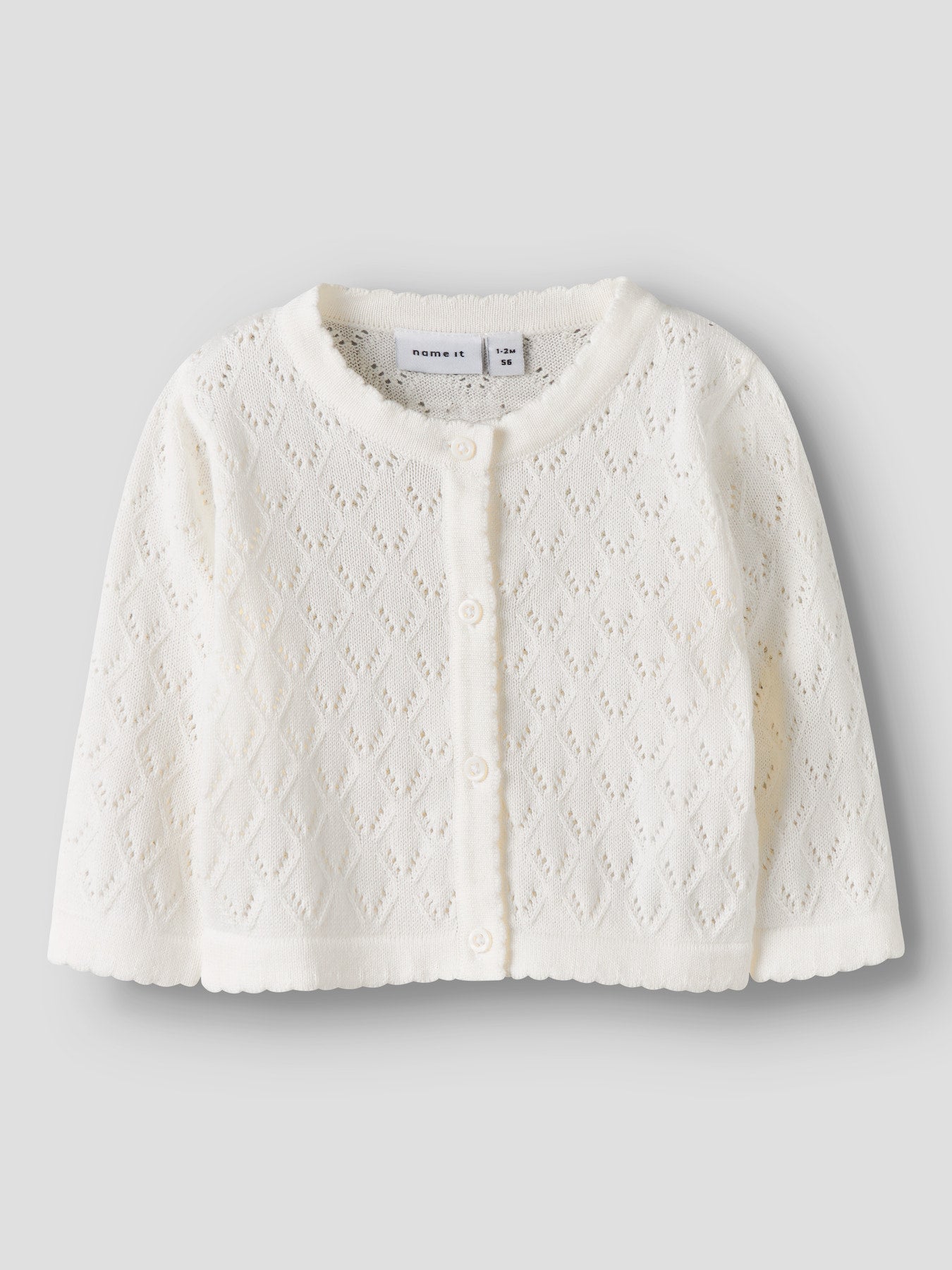 Vit söt baby kofta till flicka. Cardigan i ekologisk bomull till nyfödd bebis flicka från Name it.
NBFDESINA LS SHORT KNIT CARD
13239824