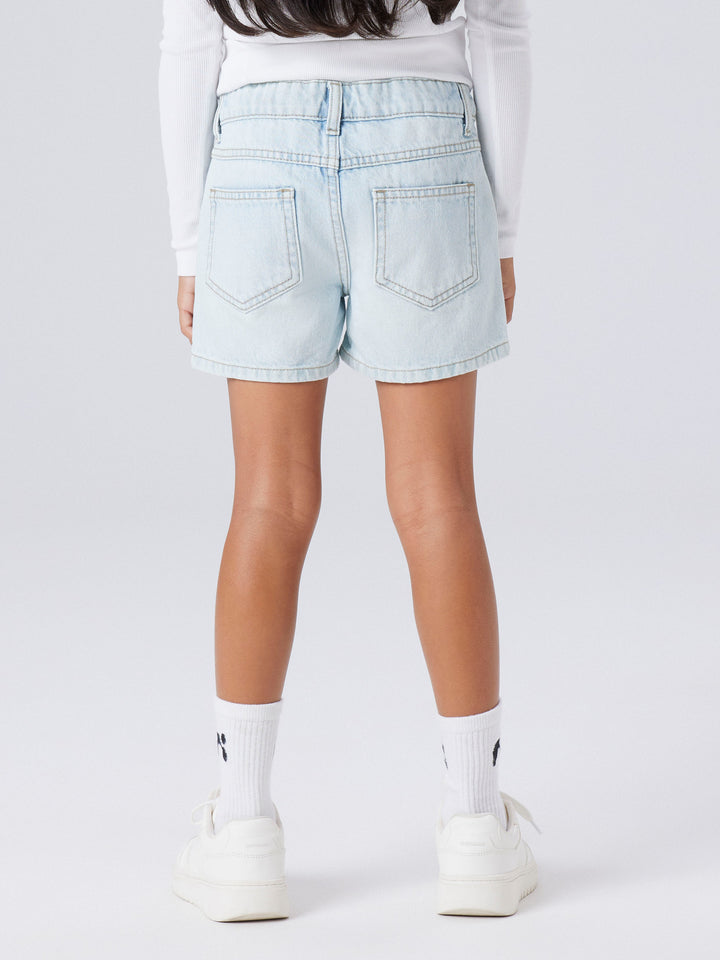 Ljus blå jeans shorts med strass stenar för glitter och glamour till flicka tjej. Sköna jeansshorts med pärlor från Name it.
NKFROSE REG DNM SHORTS 6042-AC NOOS
13239976