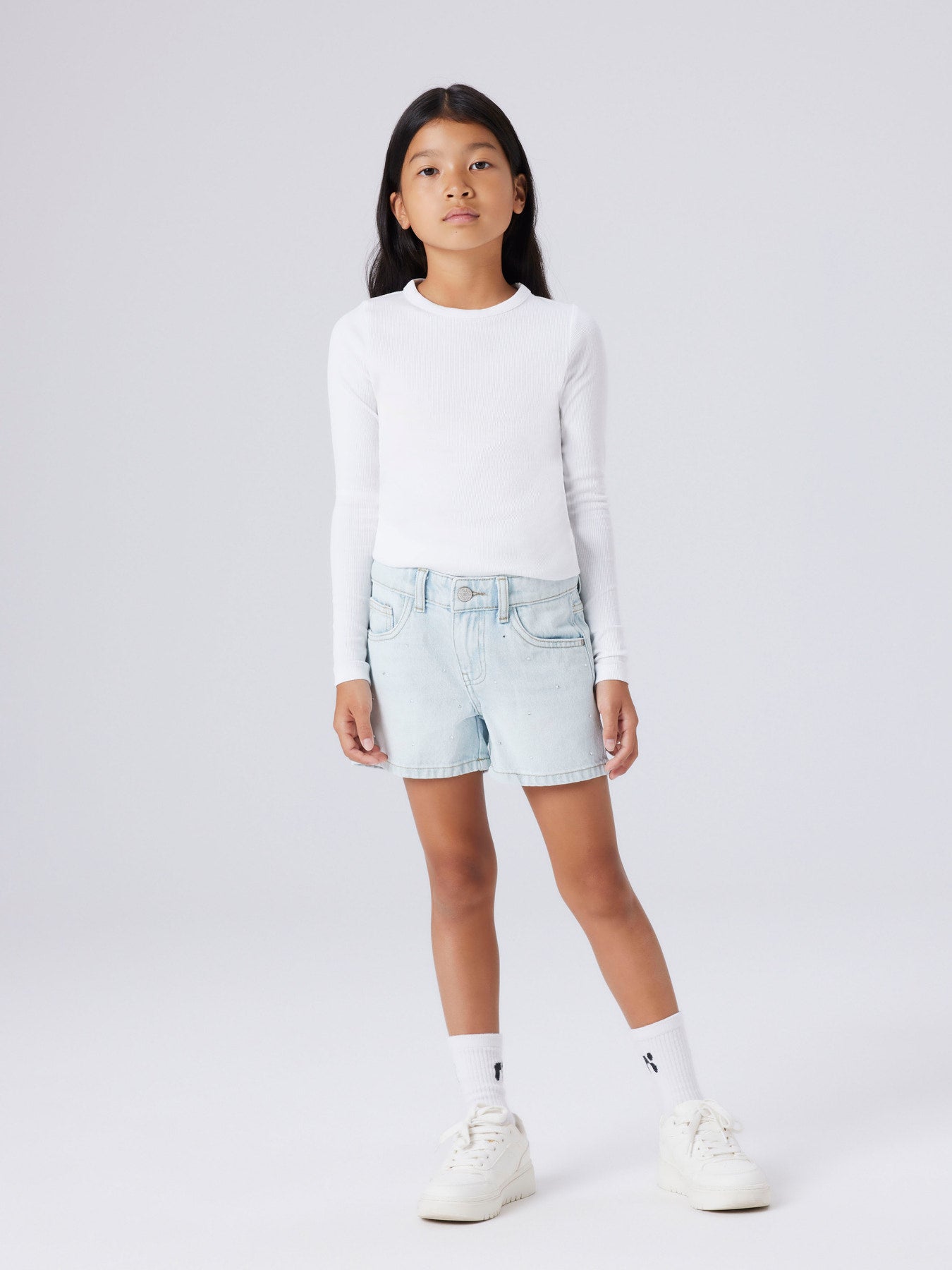 Ljus blå jeans shorts med strass stenar för glitter och glamour till flicka tjej. Sköna jeansshorts med pärlor från Name it.
NKFROSE REG DNM SHORTS 6042-AC NOOS
13239976