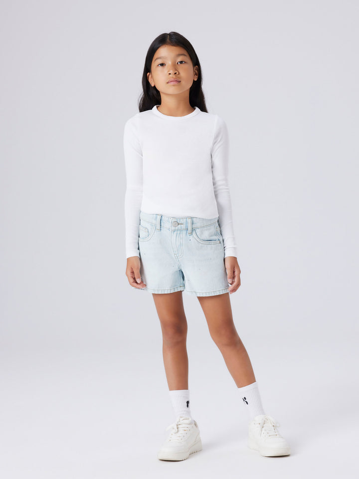 Ljus blå jeans shorts med strass stenar för glitter och glamour till flicka tjej. Sköna jeansshorts med pärlor från Name it.
NKFROSE REG DNM SHORTS 6042-AC NOOS
13239976