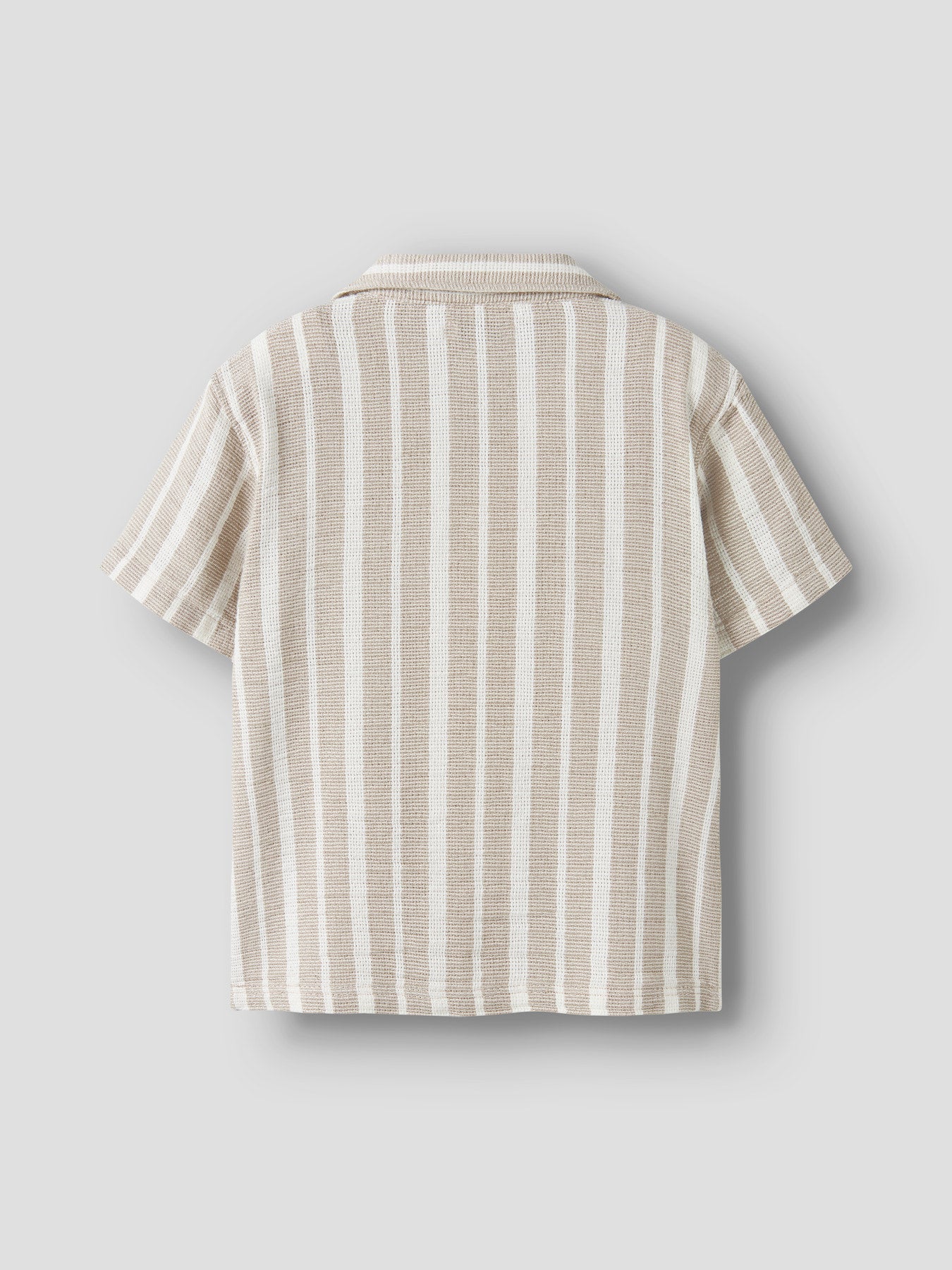 Snygg beige och vit randig kortärmad skjorta till pojke. Sval sommar skjorta till kille barn och ungdoms kläder i ekologisk bomull från Name it.
NKMFOKO SS NREG SHIRT
13240150