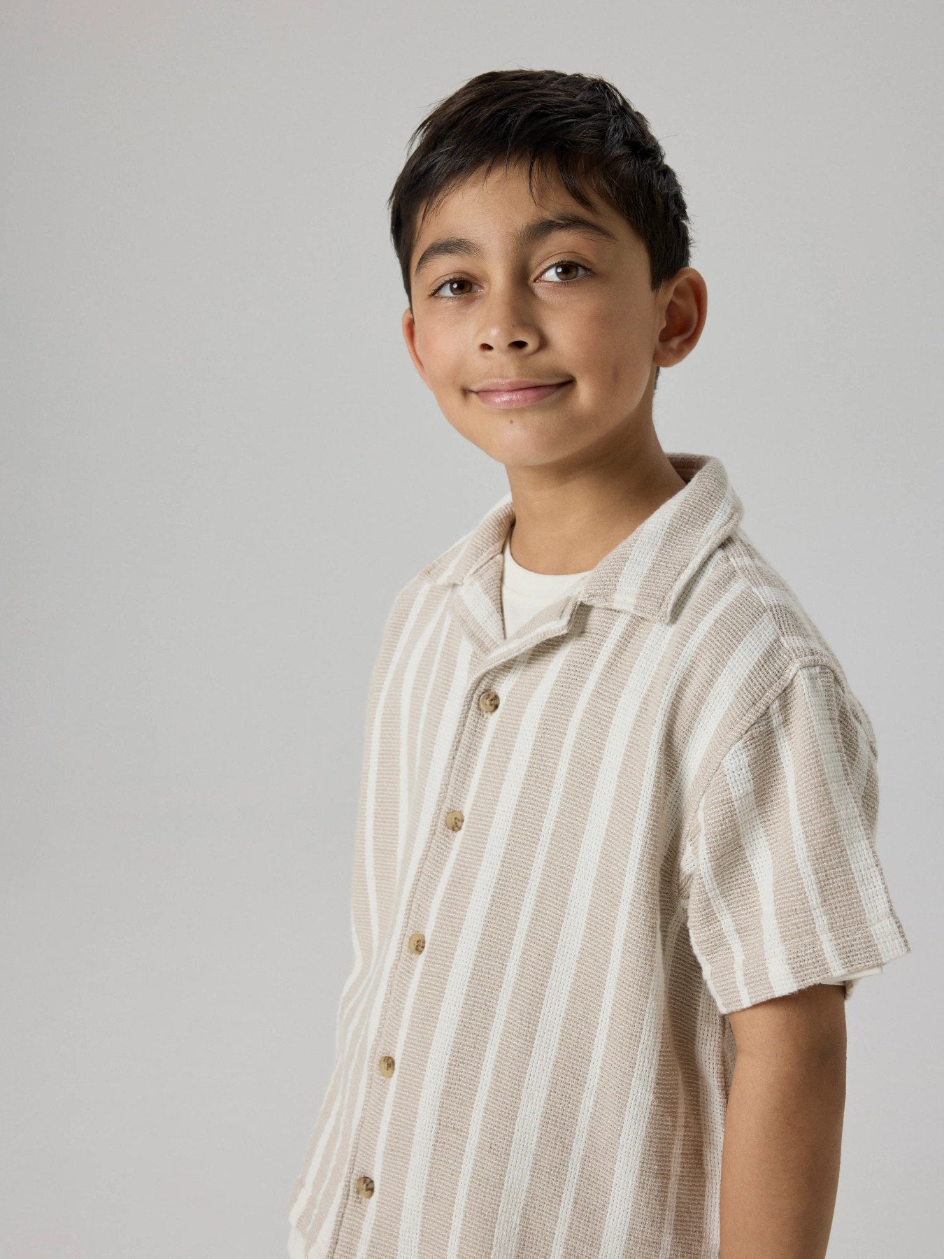 Snygg beige och vit randig kortärmad skjorta till pojke. Sval sommar skjorta till kille barn och ungdoms kläder i ekologisk bomull från Name it.
NKMFOKO SS NREG SHIRT
13240150