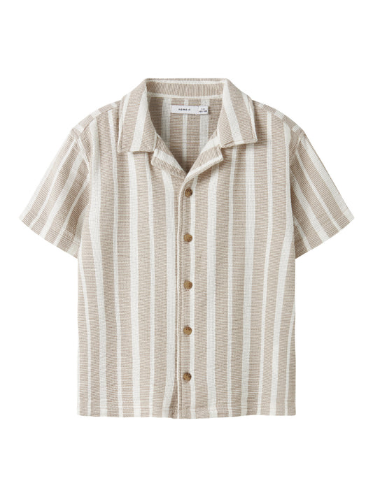 Snygg beige och vit randig kortärmad skjorta till pojke. Sval sommar skjorta till kille barn och ungdoms kläder i ekologisk bomull från Name it.
NKMFOKO SS NREG SHIRT
13240150
