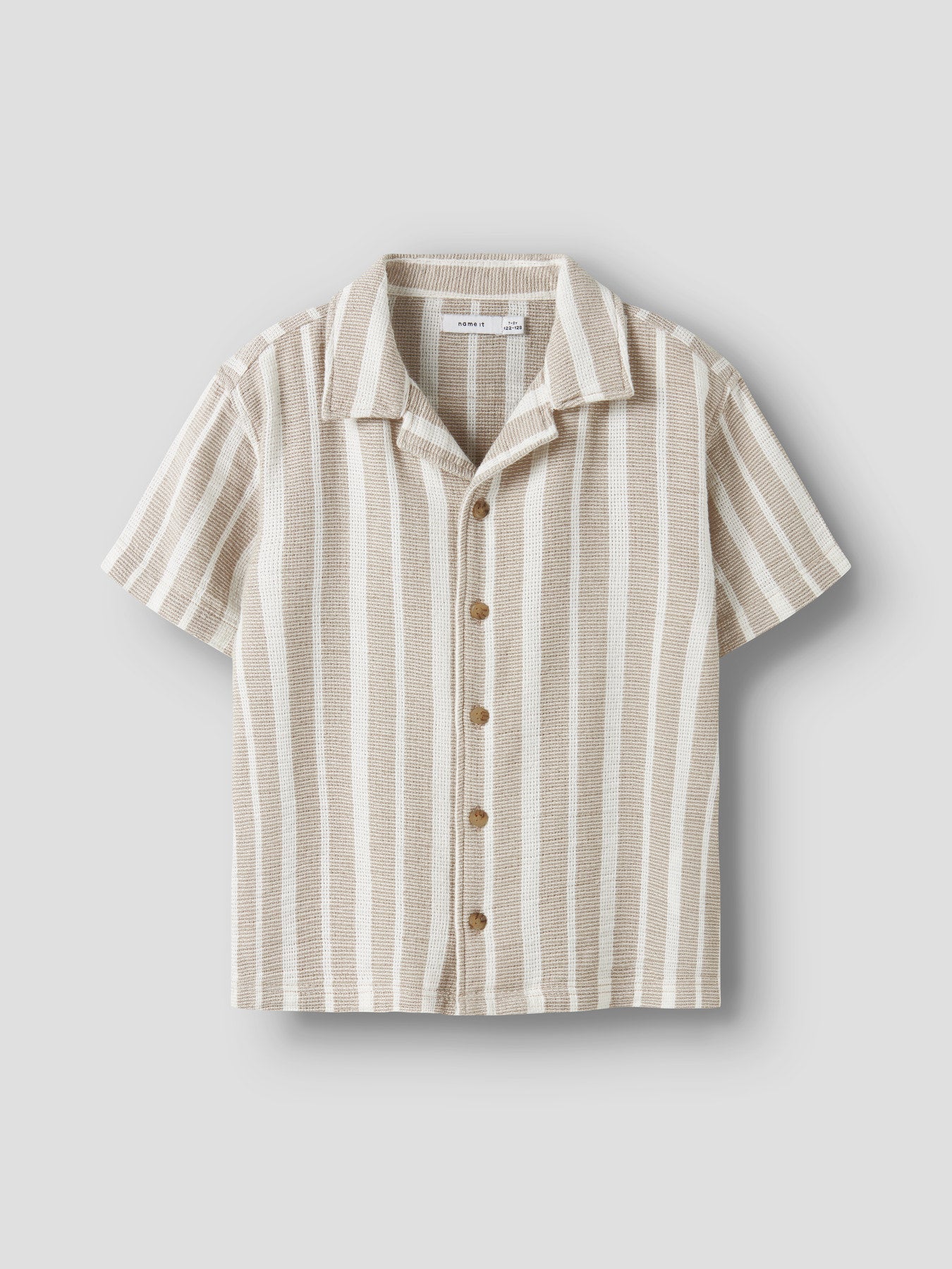 Snygg beige och vit randig kortärmad skjorta till pojke. Sval sommar skjorta till kille barn och ungdoms kläder i ekologisk bomull från Name it.
NKMFOKO SS NREG SHIRT
13240150