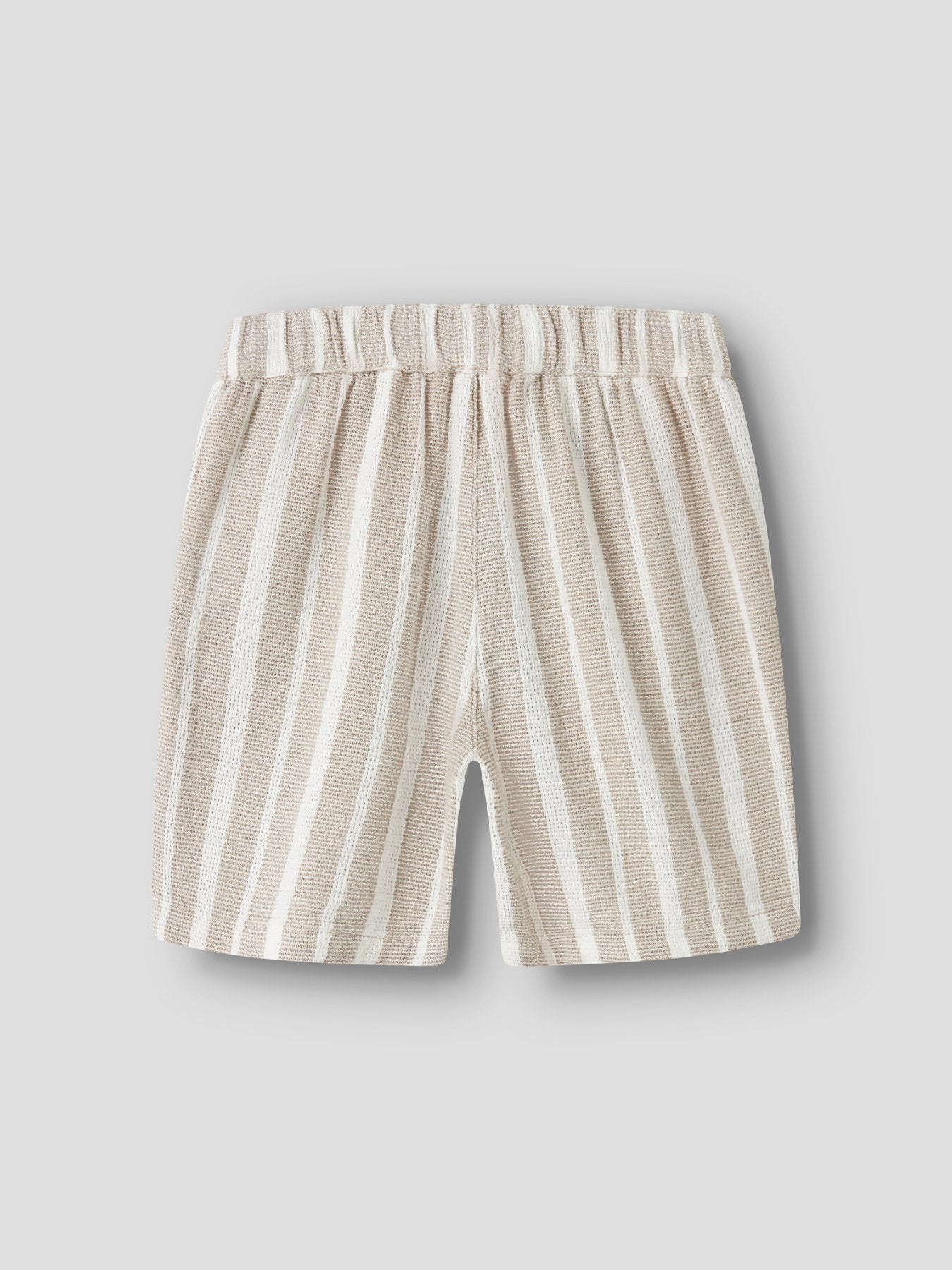 Beige randiga pojke shorts med snörning – svala, slitstarka och redo för sommarens äventyr till ungdom kille.
NKMFOKO NREG SHORTS
13240151