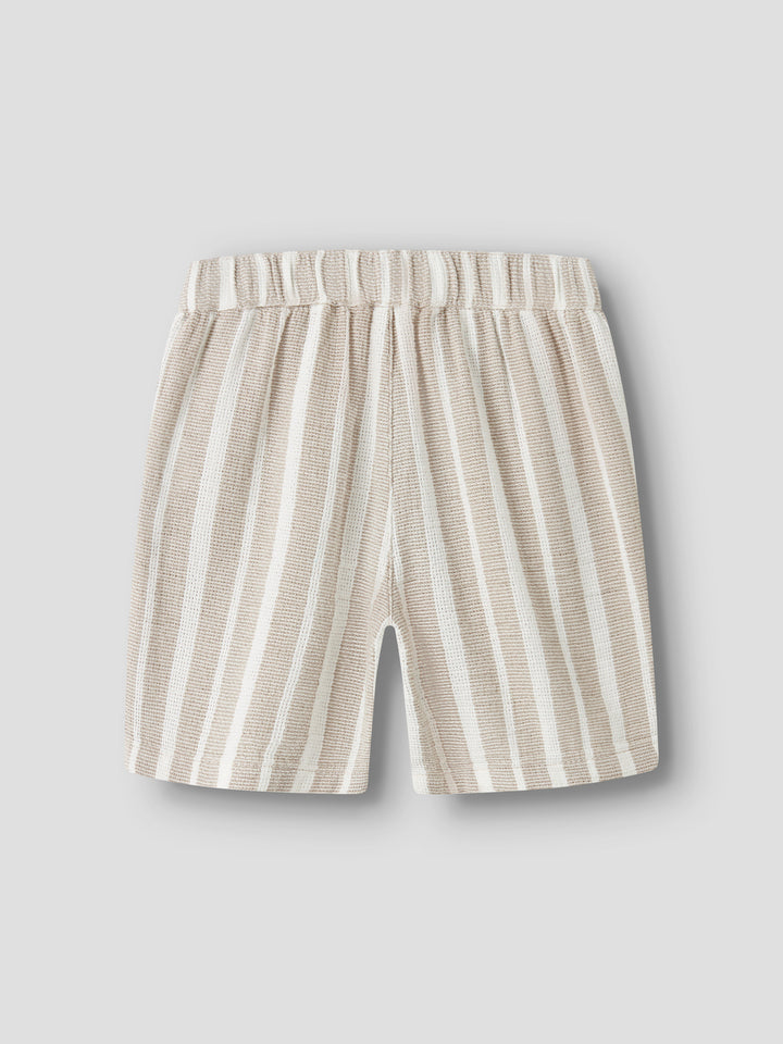 Beige randiga pojke shorts med snörning – svala, slitstarka och redo för sommarens äventyr till ungdom kille.
NKMFOKO NREG SHORTS
13240151