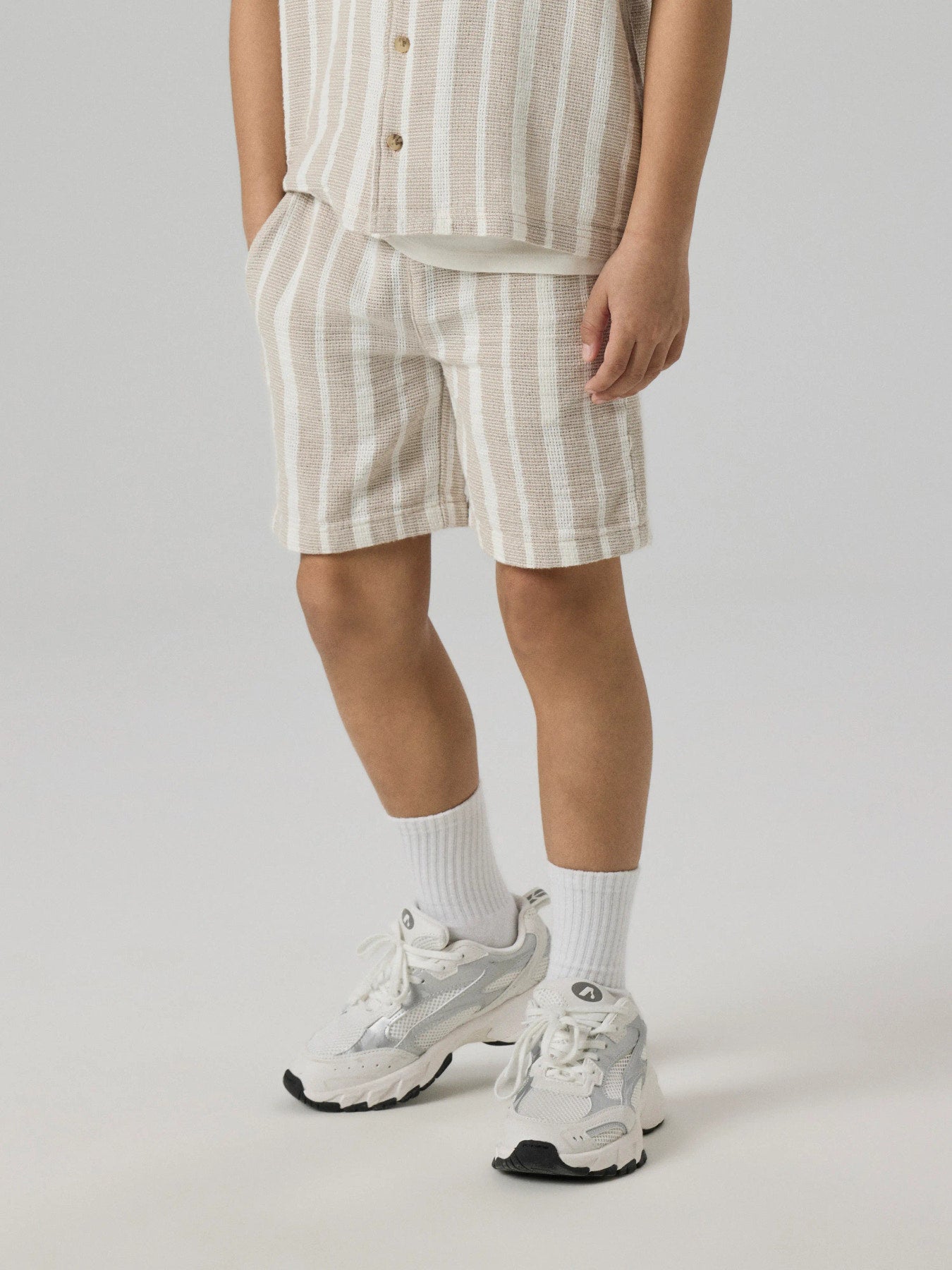 Beige randiga pojke shorts med snörning – svala, slitstarka och redo för sommarens äventyr till ungdom kille.
NKMFOKO NREG SHORTS
13240151